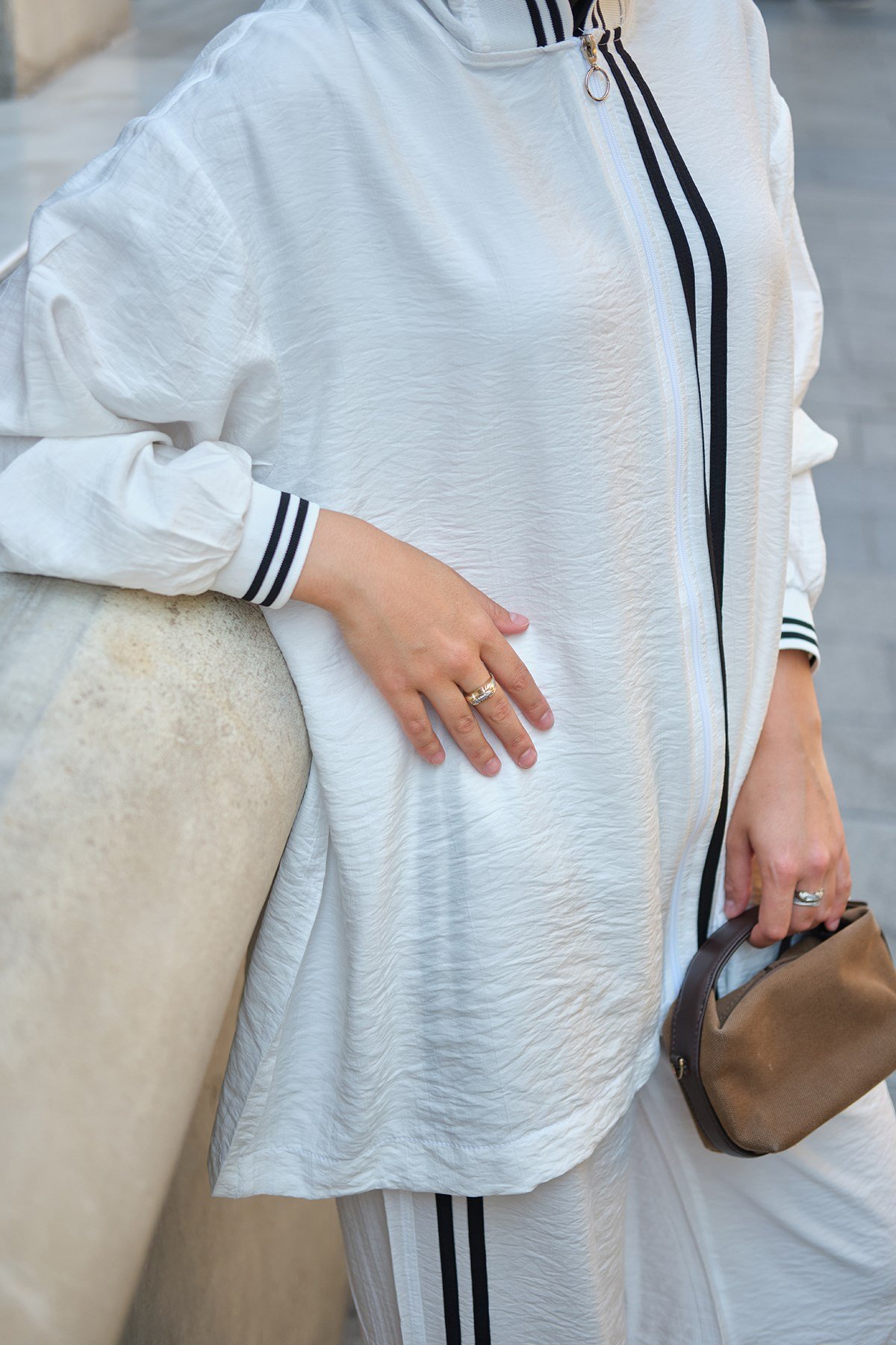 Önü Şerit Detaylı Fermuarlı Kapüşonlu Takım Beyaz