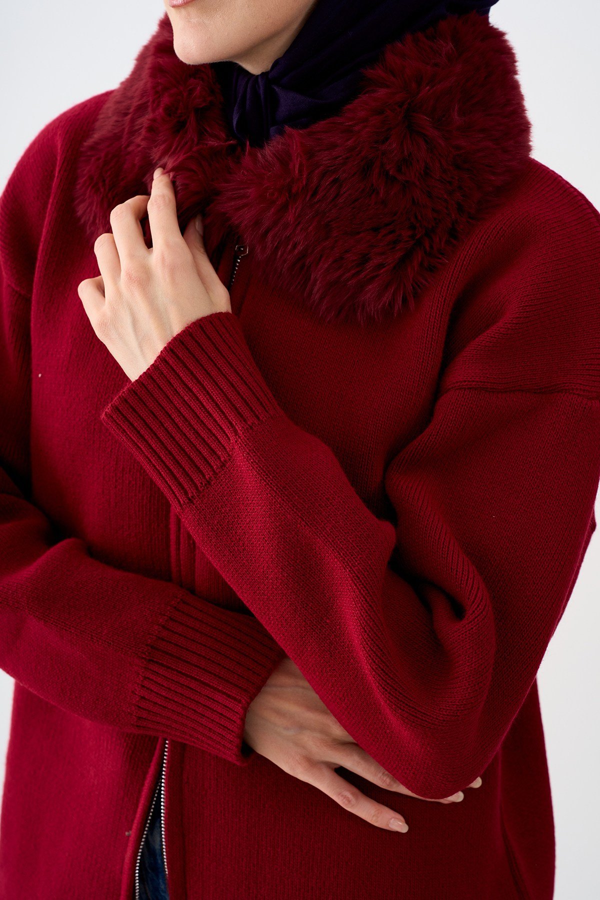 Peluş Yaka Fermuarlı Triko Hırka Bordo