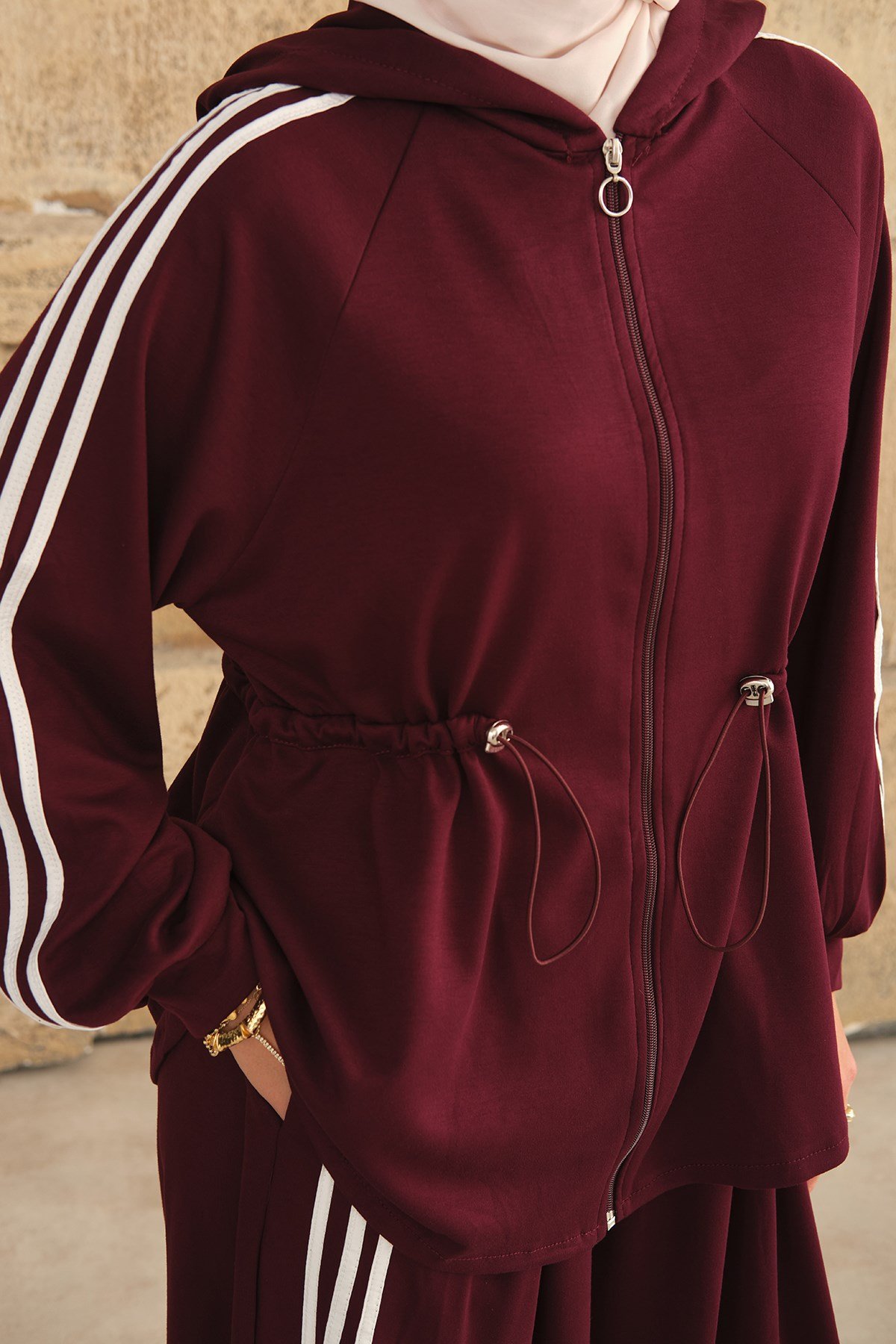 Şerit Detaylı Kapüşonlu Takım Bordo