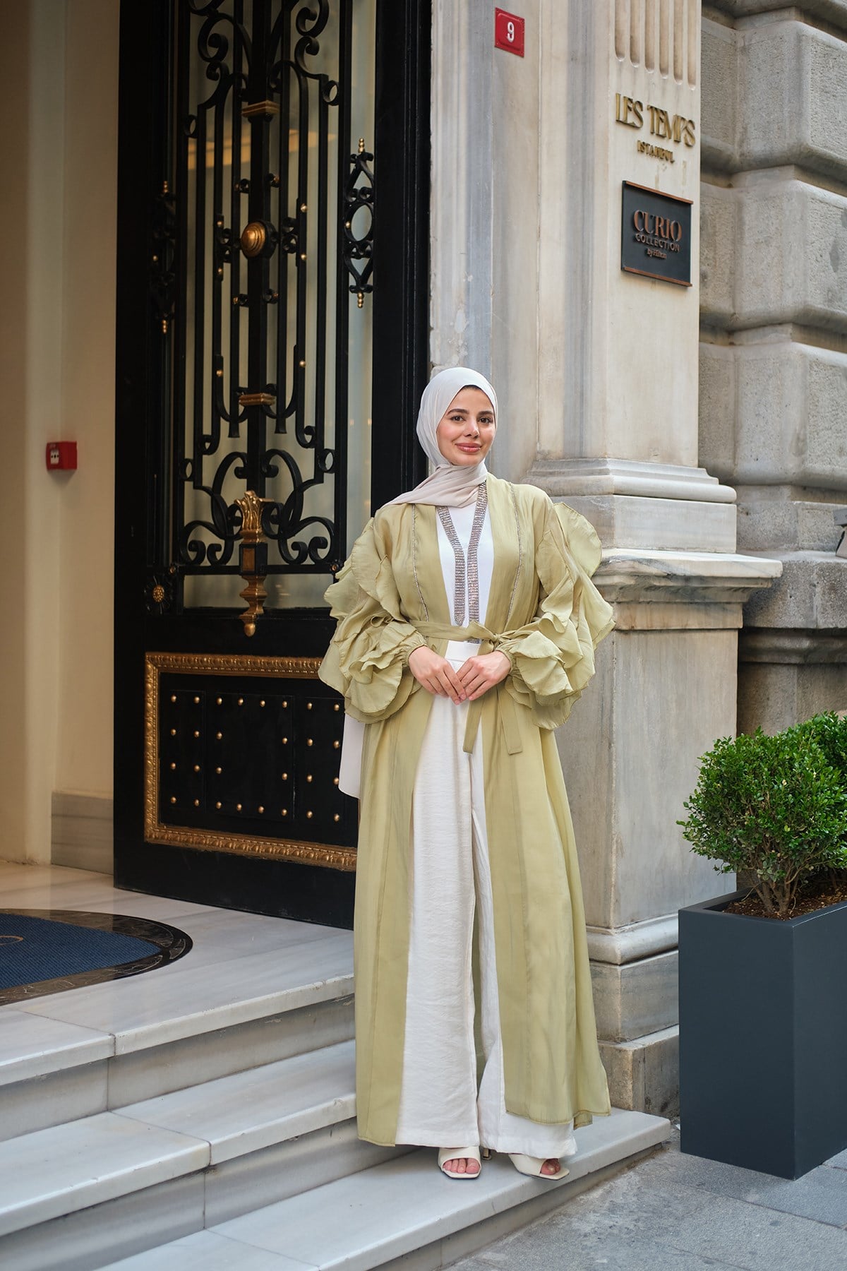 Şerit Taş Detay Bel Bağlamalı Kolları Fırfırlı Tül Uzun Kimono Fıstık Yeşil