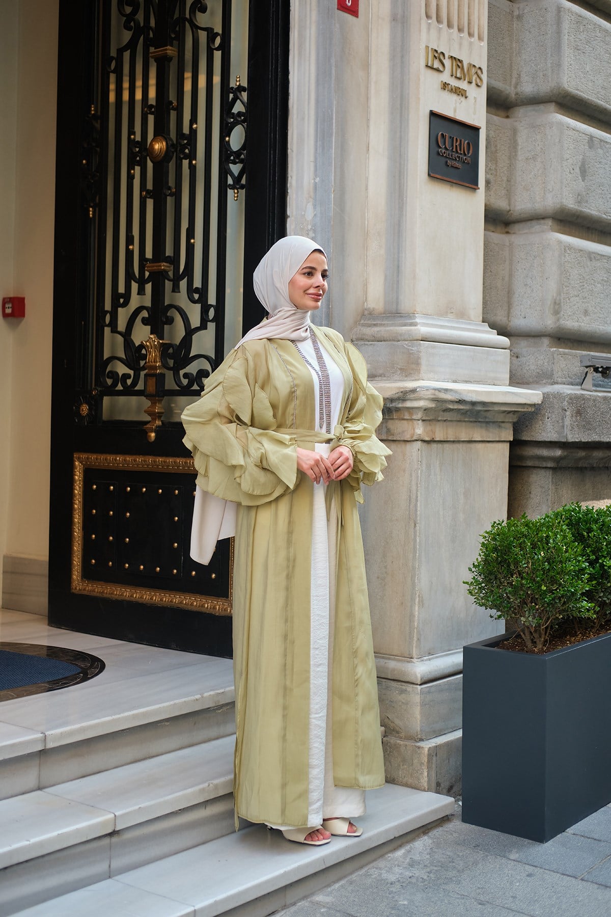 Şerit Taş Detay Bel Bağlamalı Kolları Fırfırlı Tül Uzun Kimono Fıstık Yeşil