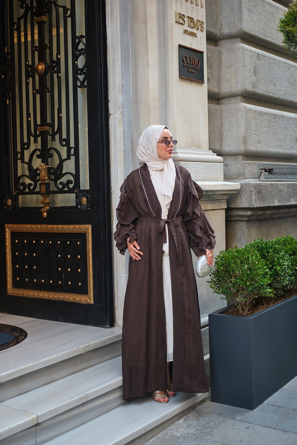 Şerit Taş Detay Bel Bağlamalı Kolları Fırfırlı Tül Uzun Kimono Kahverengi