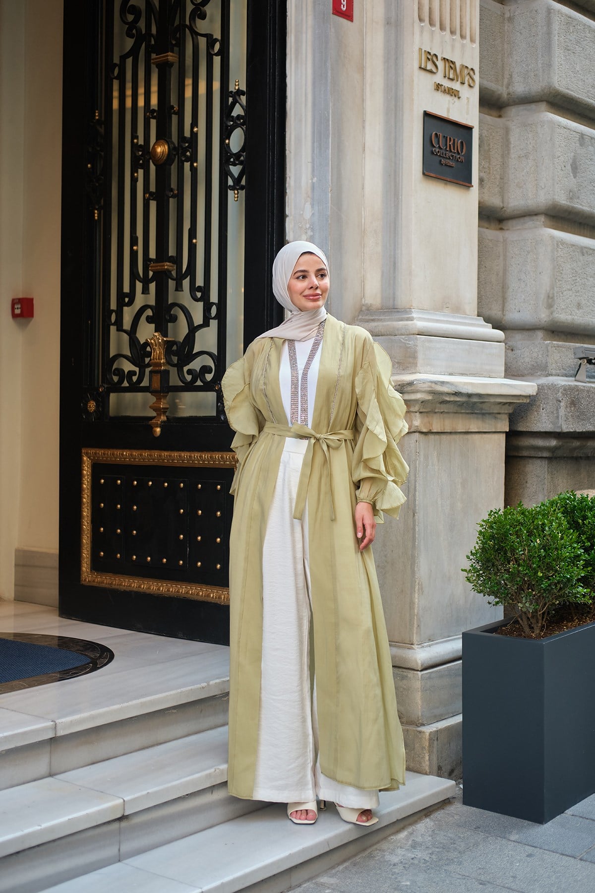 Şerit Taş Detay Bel Bağlamalı Kolları Fırfırlı Tül Uzun Kimono Fıstık Yeşil