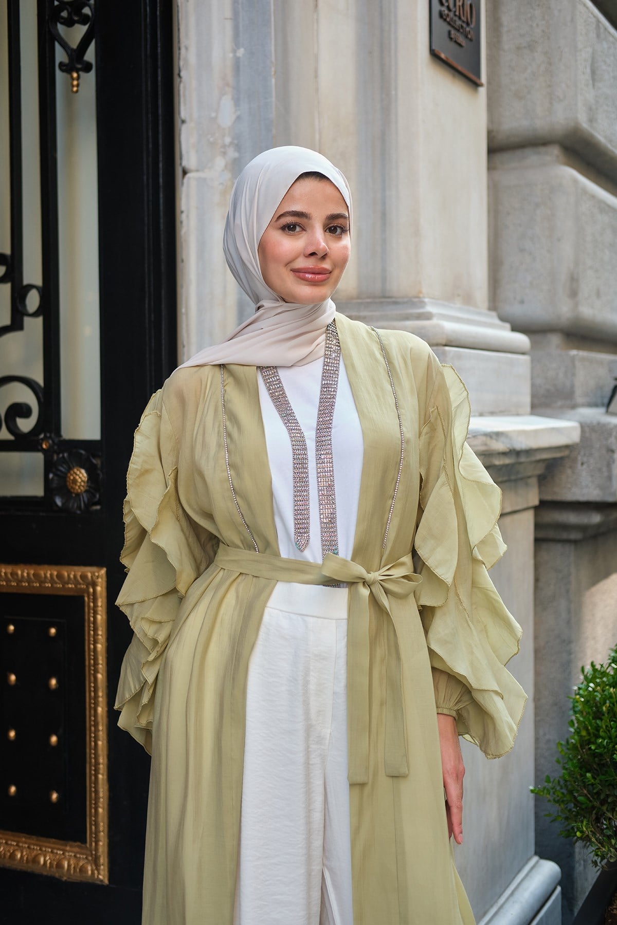 Şerit Taş Detay Bel Bağlamalı Kolları Fırfırlı Tül Uzun Kimono Fıstık Yeşil