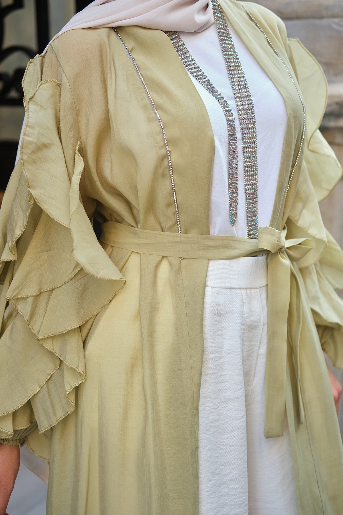 Şerit Taş Detay Bel Bağlamalı Kolları Fırfırlı Tül Uzun Kimono Fıstık Yeşil