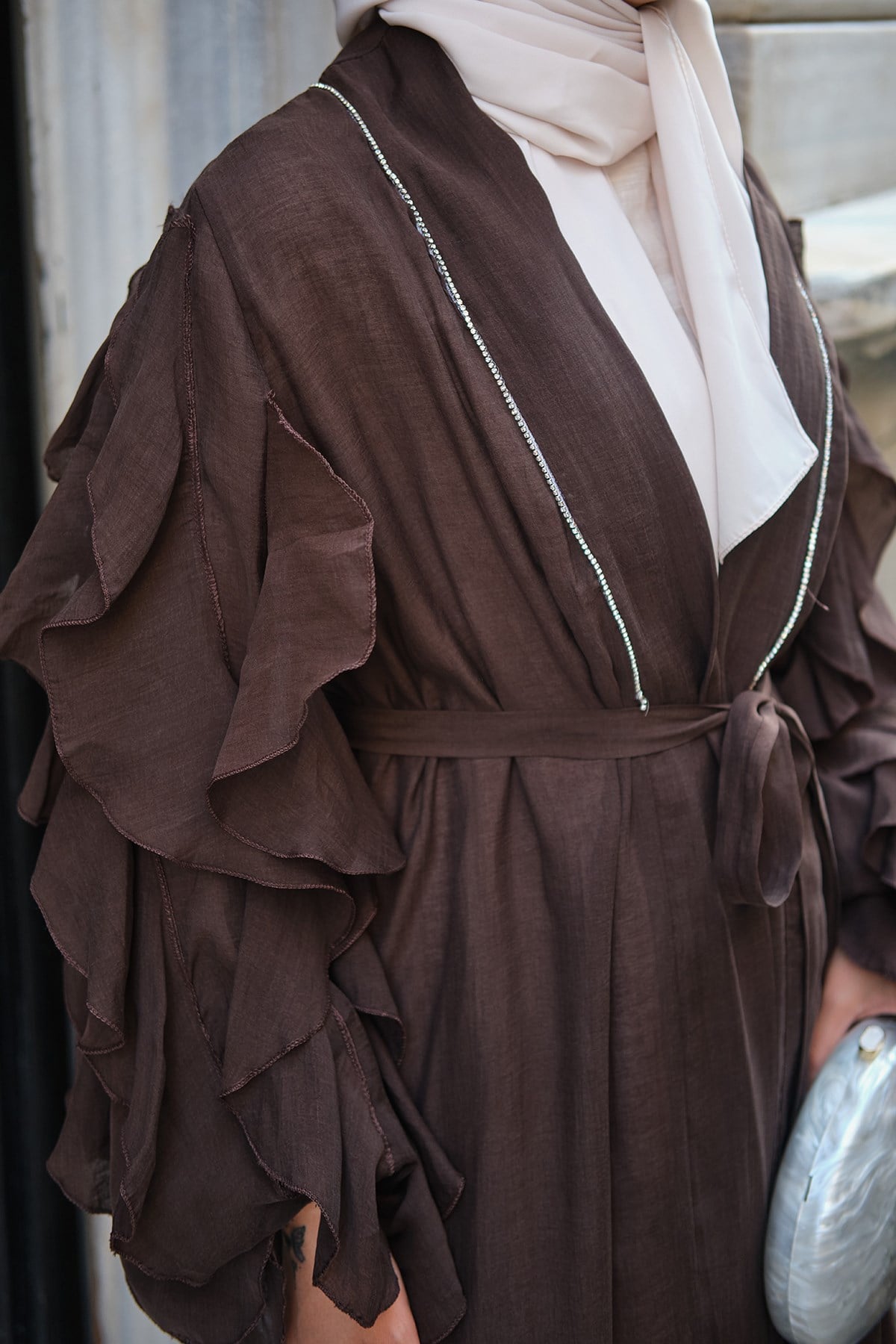 Şerit Taş Detay Bel Bağlamalı Kolları Fırfırlı Tül Uzun Kimono Kahverengi