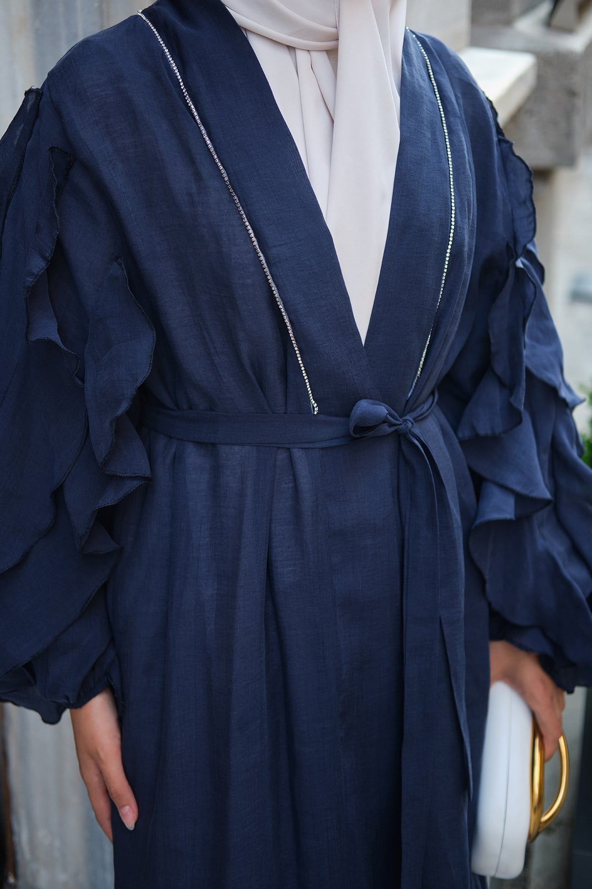 Şerit Taş Detay Bel Bağlamalı Kolları Fırfırlı Tül Uzun Kimono Lacivert