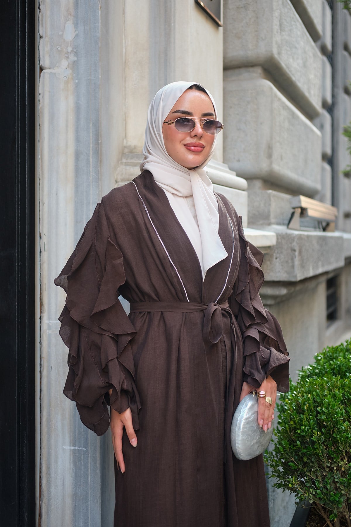 Şerit Taş Detay Bel Bağlamalı Kolları Fırfırlı Tül Uzun Kimono Kahverengi