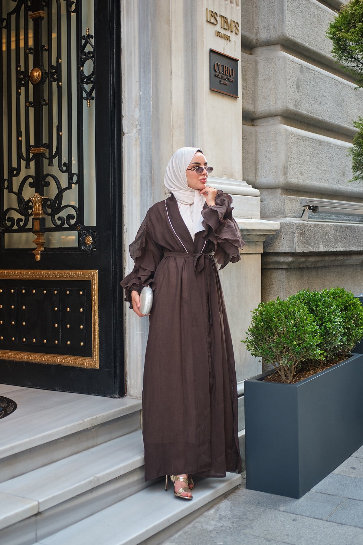 Şerit Taş Detay Bel Bağlamalı Kolları Fırfırlı Tül Uzun Kimono Kahverengi