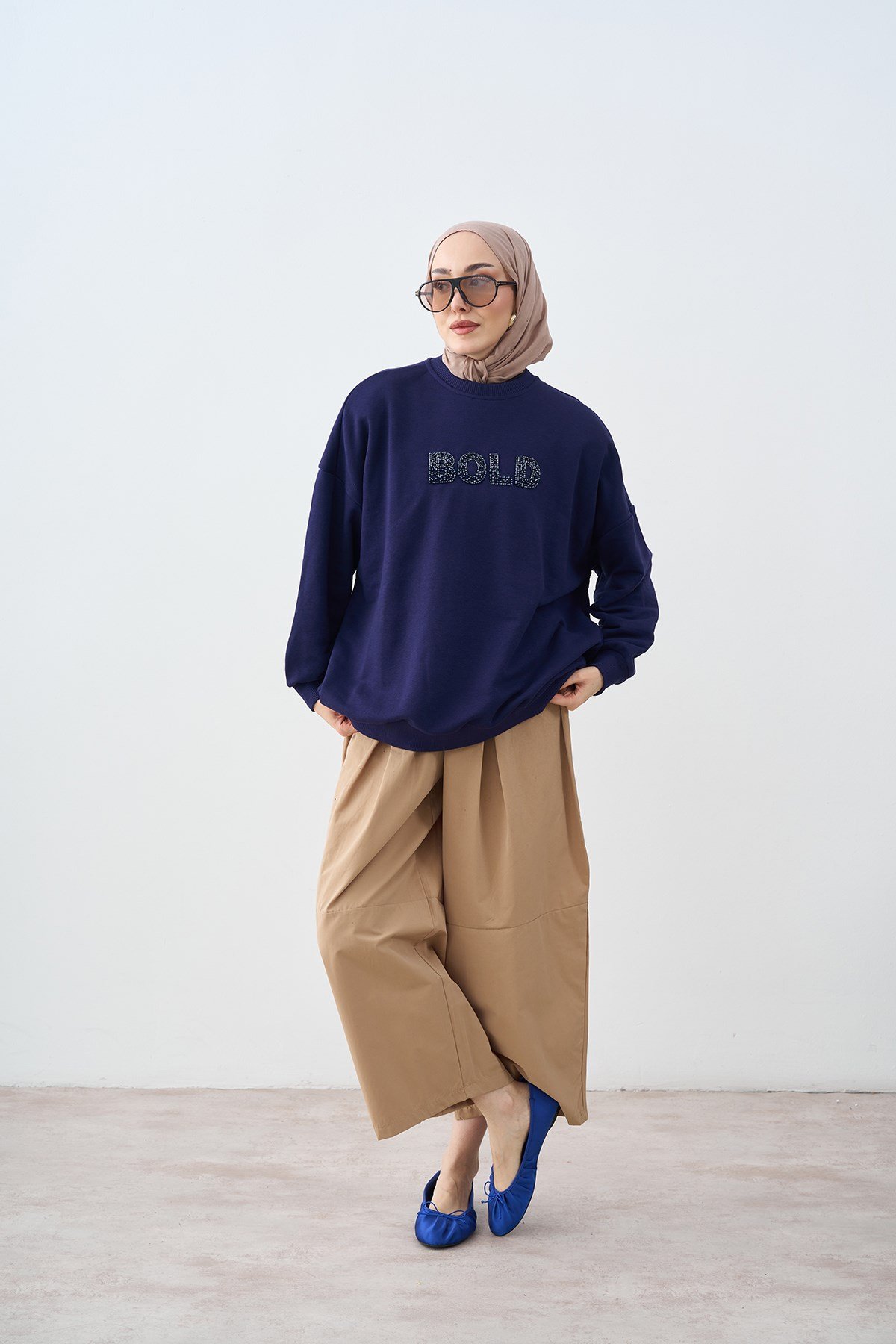 Taş İşlemeli Bisiklet Yaka Sweatshirt Lacivert