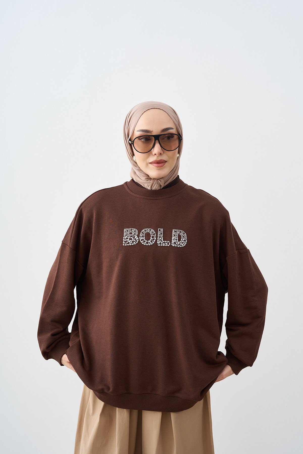 Taş İşlemeli Bisiklet Yaka Sweatshirt Kahverengi