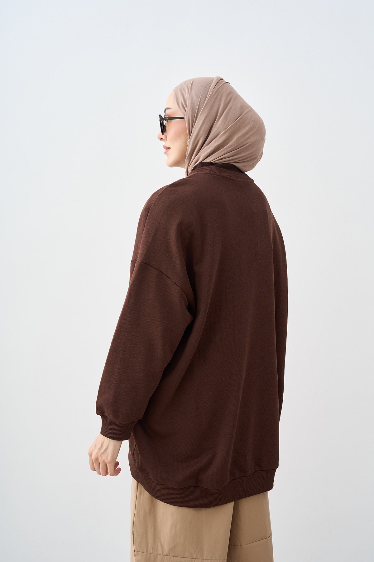 Taş İşlemeli Bisiklet Yaka Sweatshirt Kahverengi