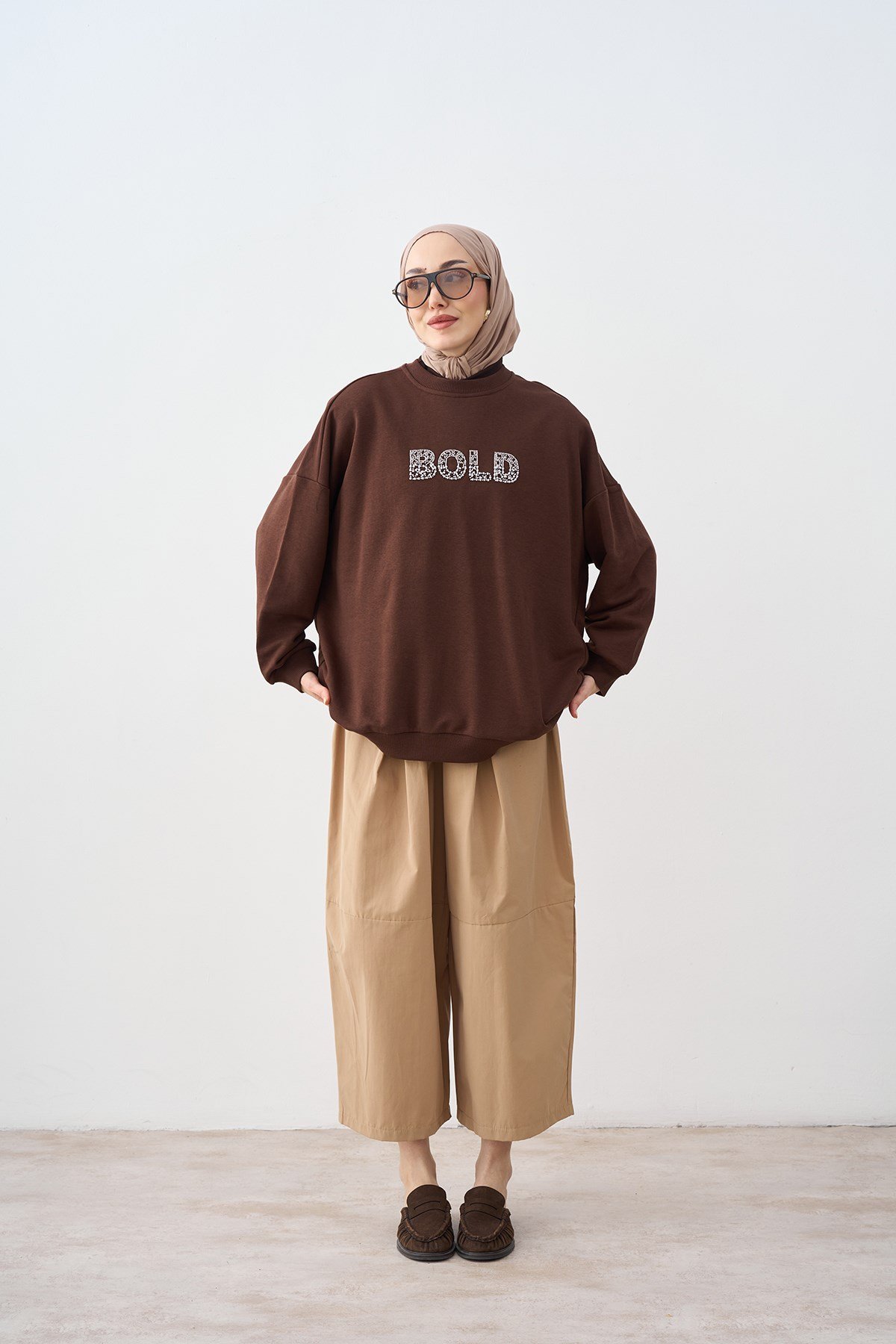 Taş İşlemeli Bisiklet Yaka Sweatshirt Kahverengi