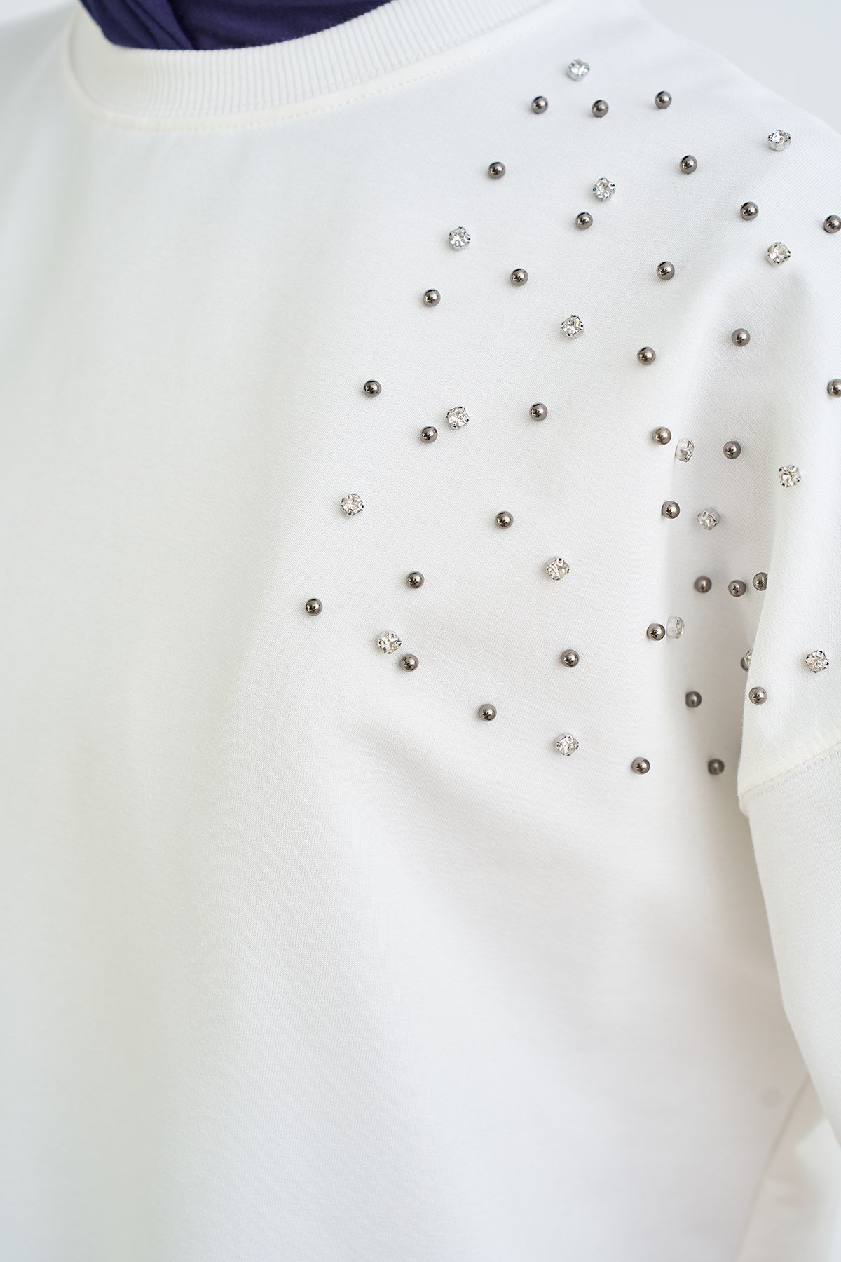 Taş Ve İnci Detaylı Sweatshirt Ekru