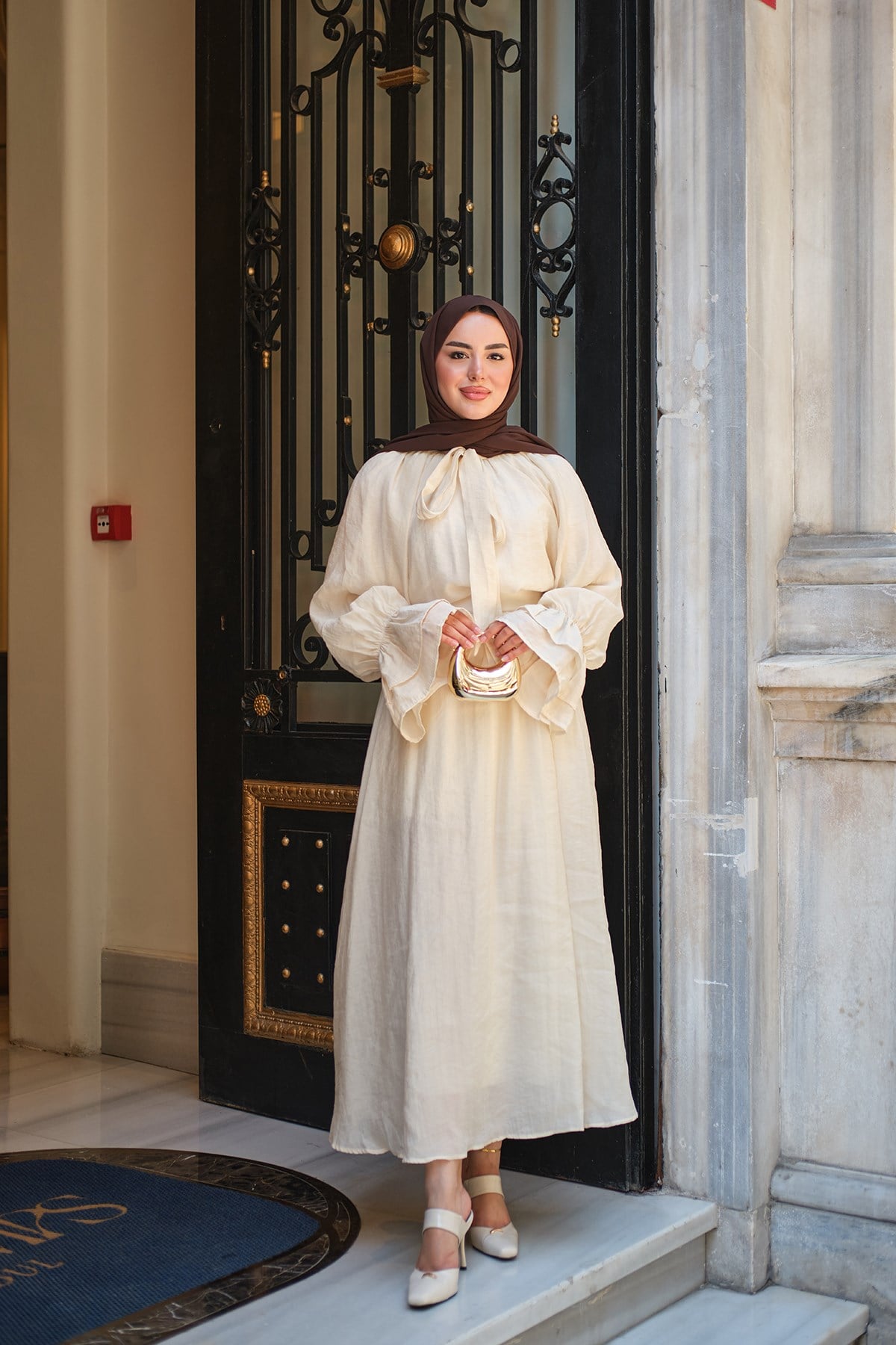 Yaka Bağlama Detaylı Etekli Takım Krem