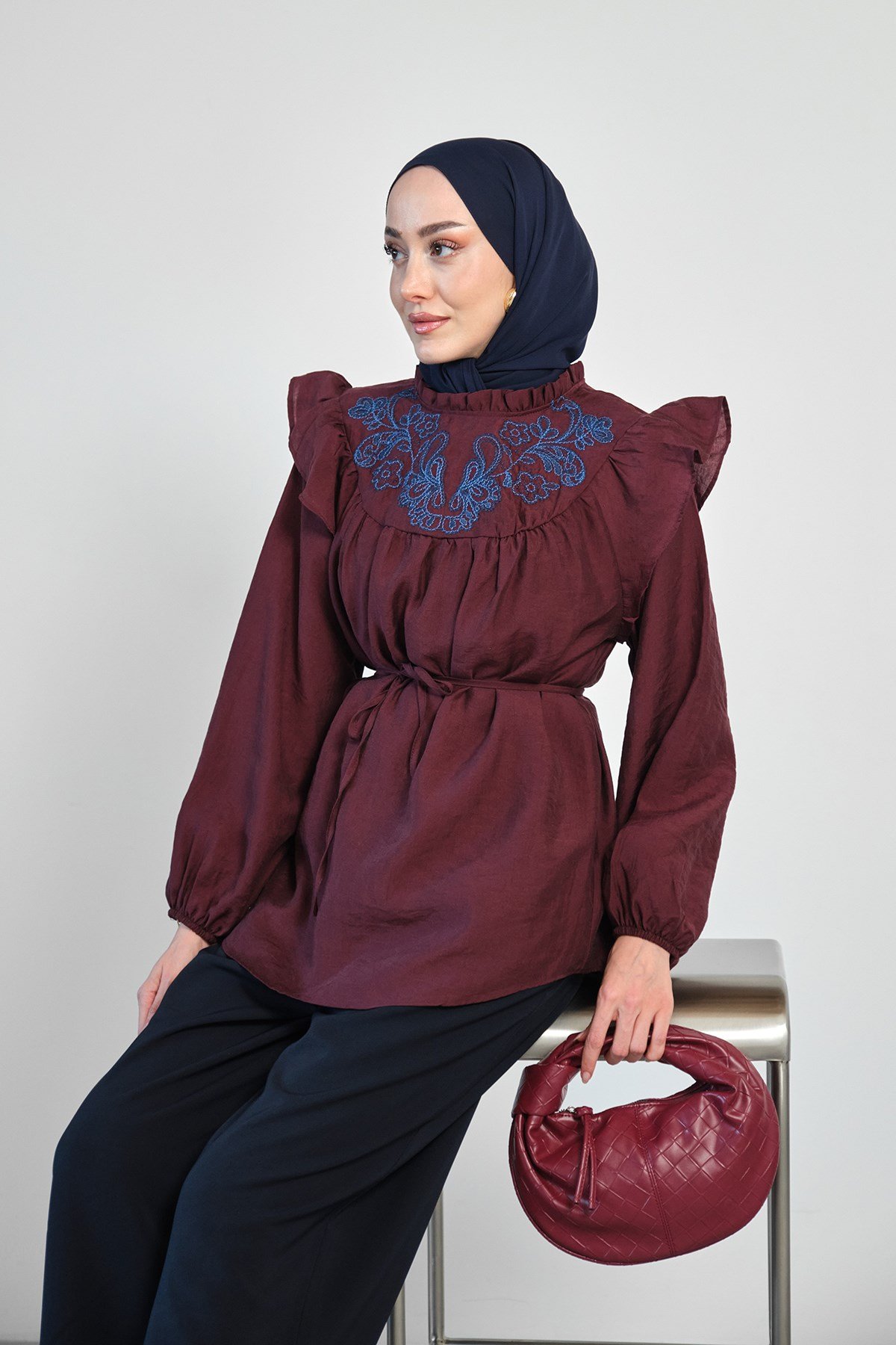 Yaka Fırfırlı Nakış Detay Bel Bağlamalı Bluz Bordo