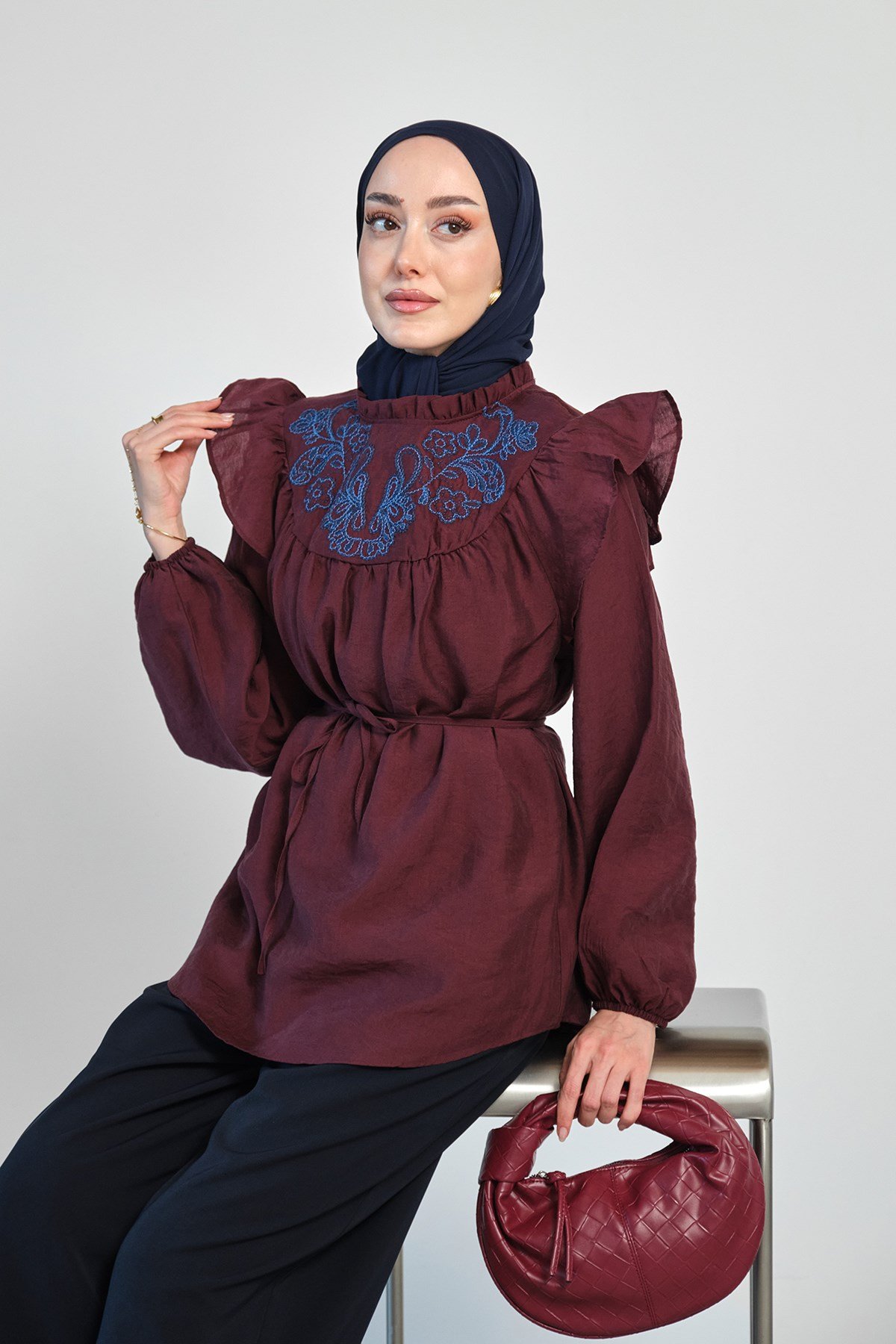 Yaka Fırfırlı Nakış Detay Bel Bağlamalı Bluz Bordo