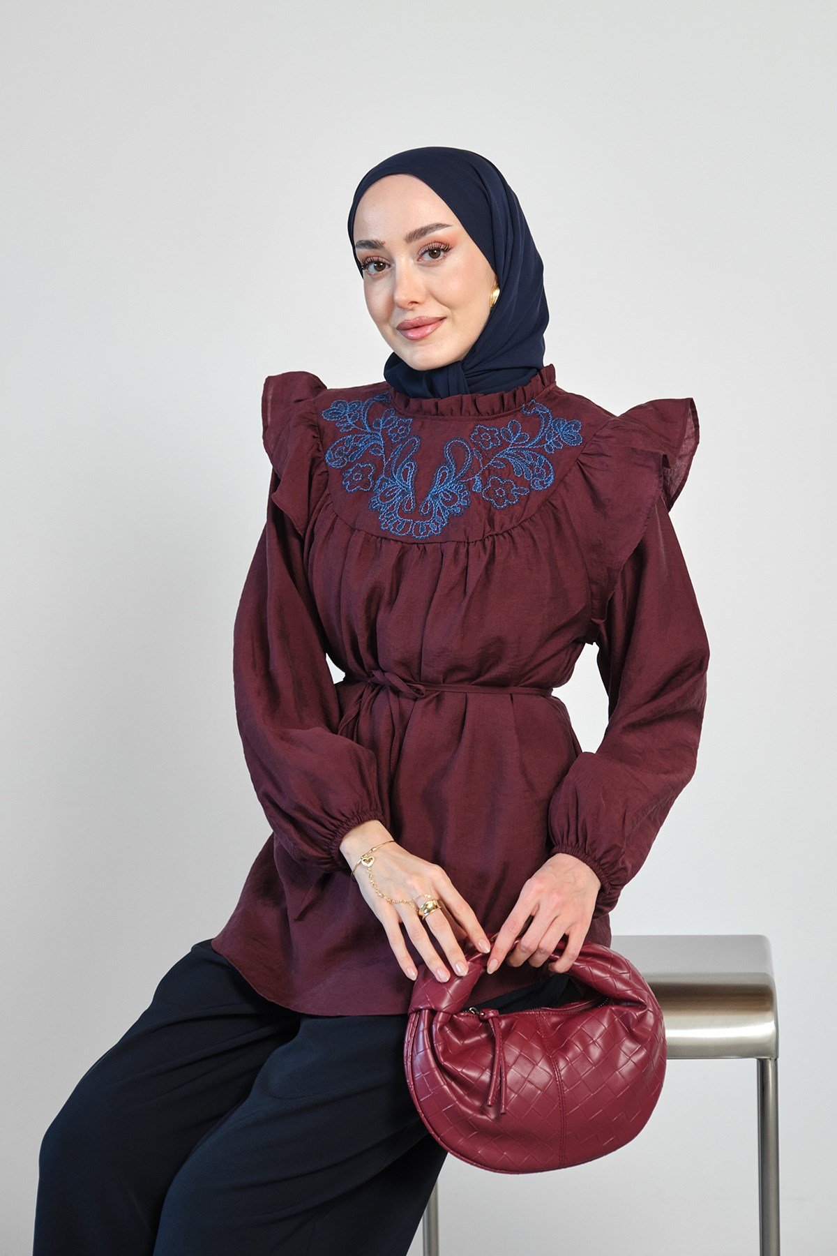 Yaka Fırfırlı Nakış Detay Bel Bağlamalı Bluz Bordo