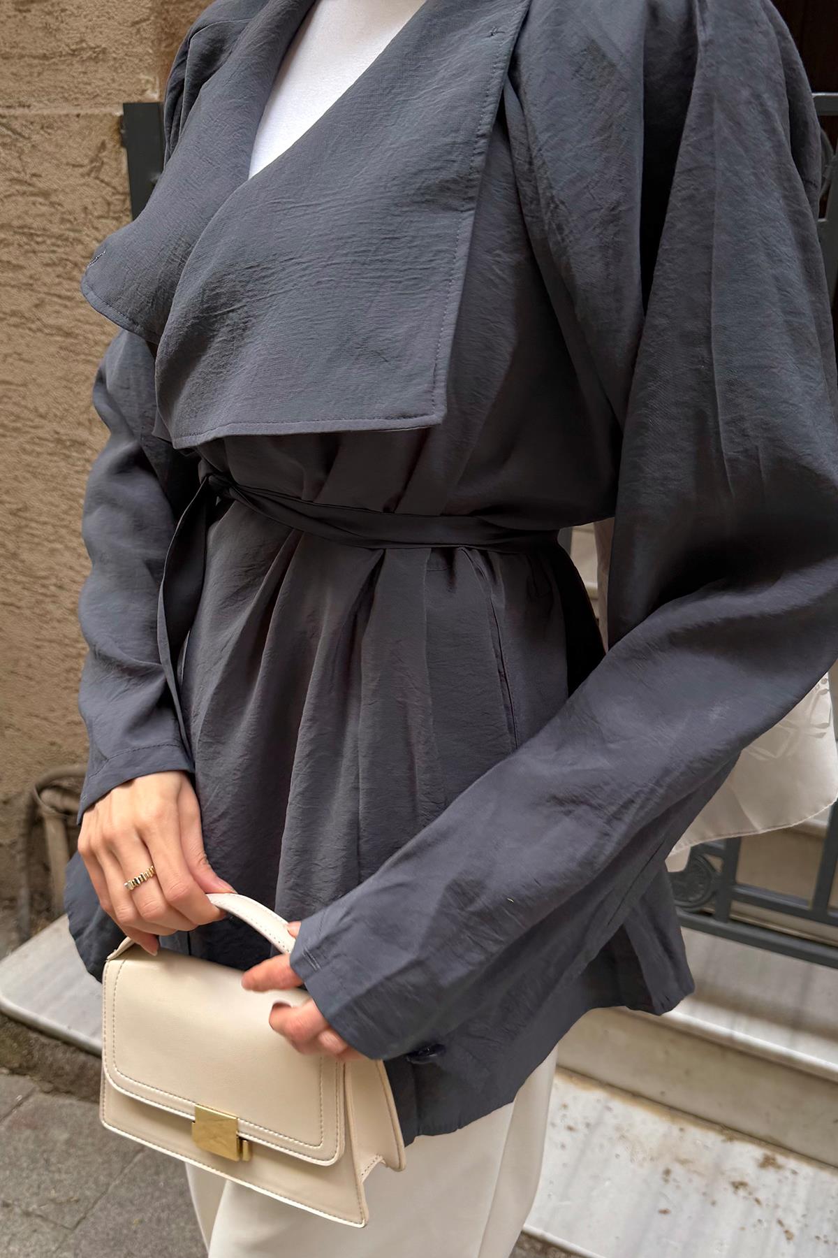 Yaka Tek Düğme Detay Bel Bağlamalı Kimono Antrasit
