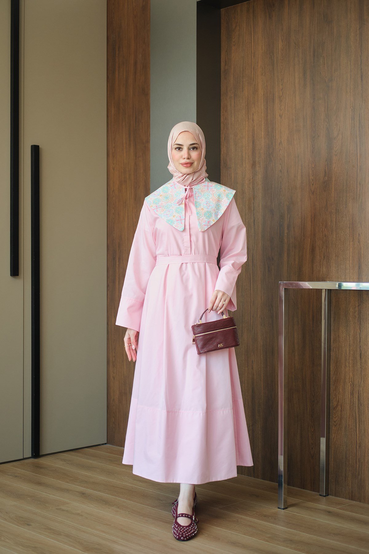 Yakası Çıkarılabilir Desenli Bel Bağlamalı Elbise Pudra