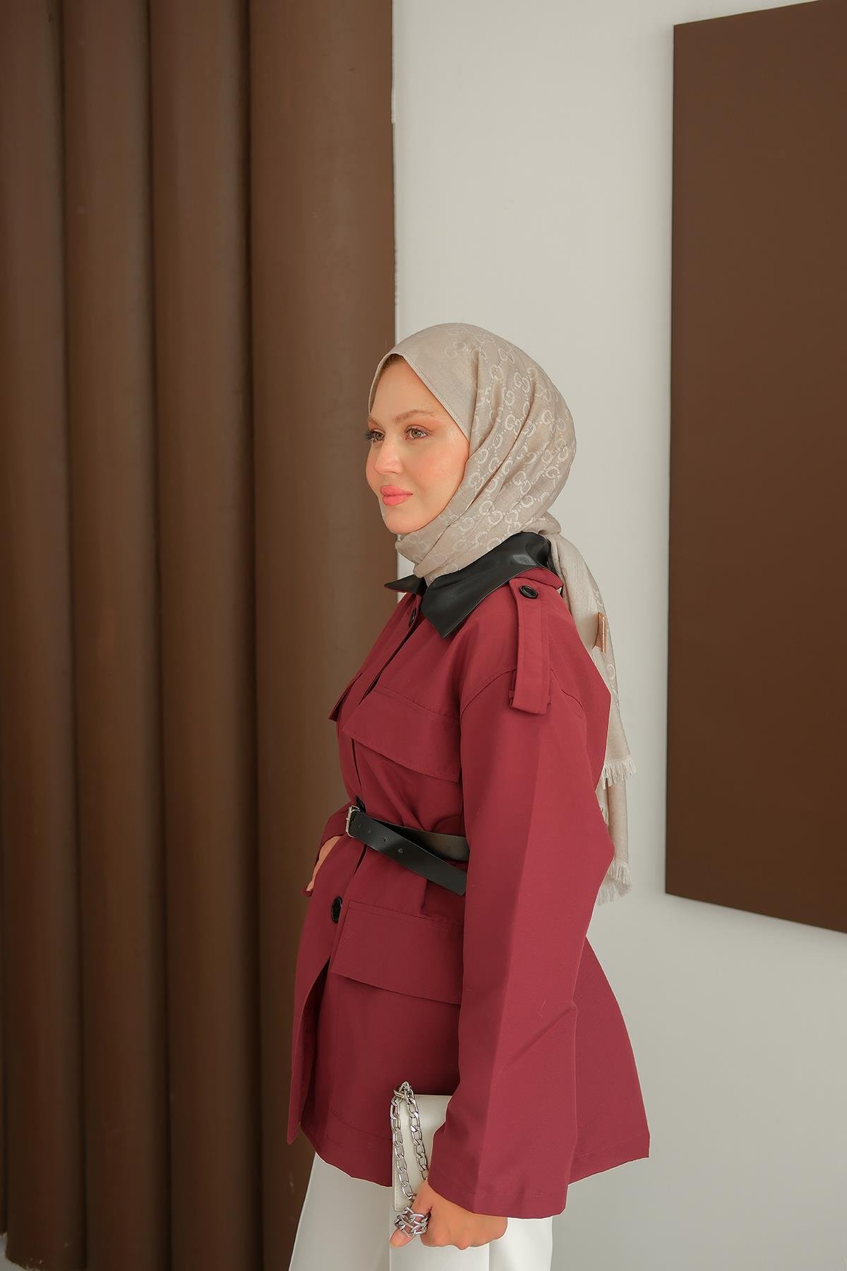 Yakası Deri Kemerli Kısa Ceket Bordo