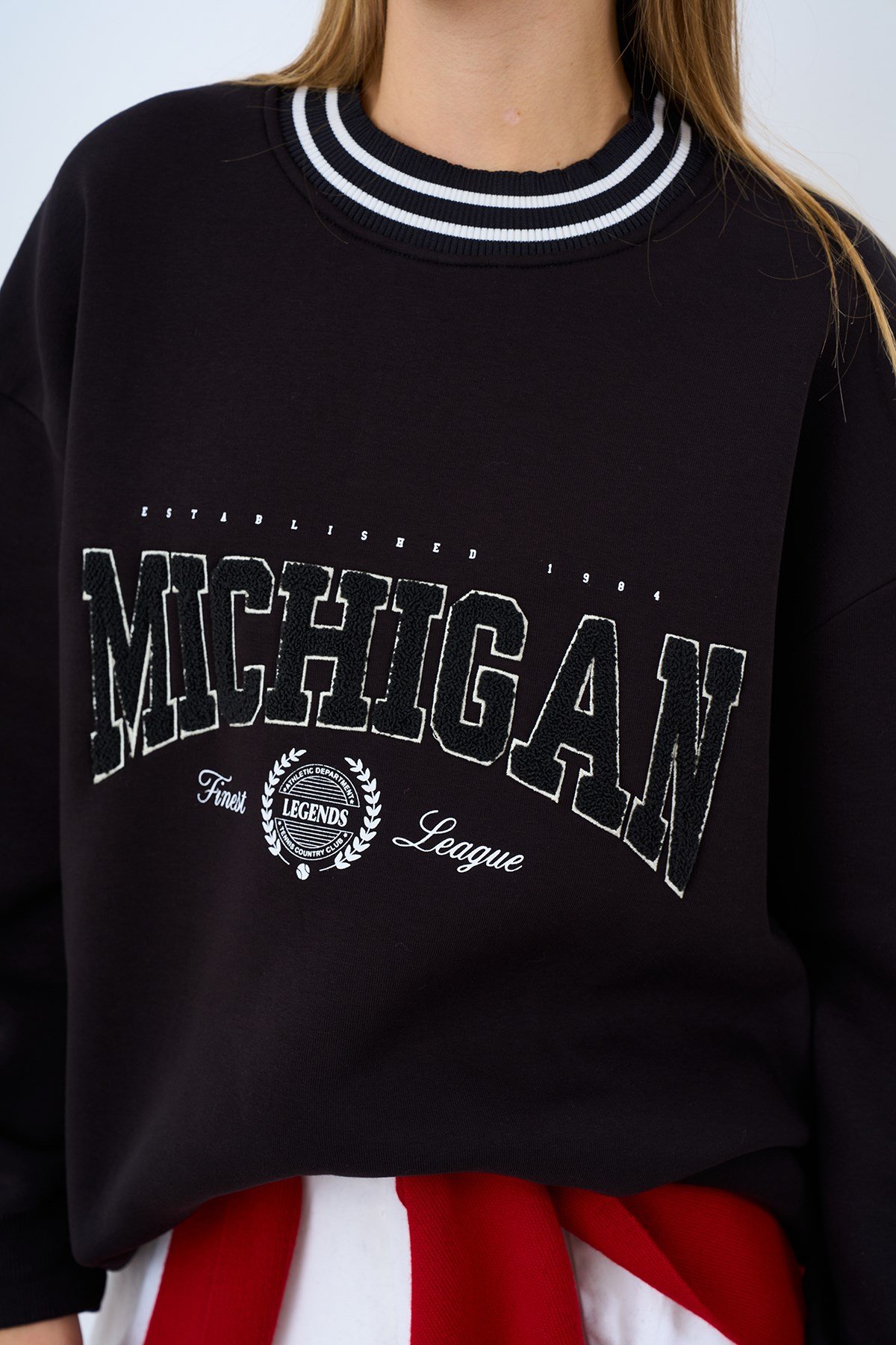 Yakası Şerit Detay Kolej Baskılı Sweatshirt Siyah