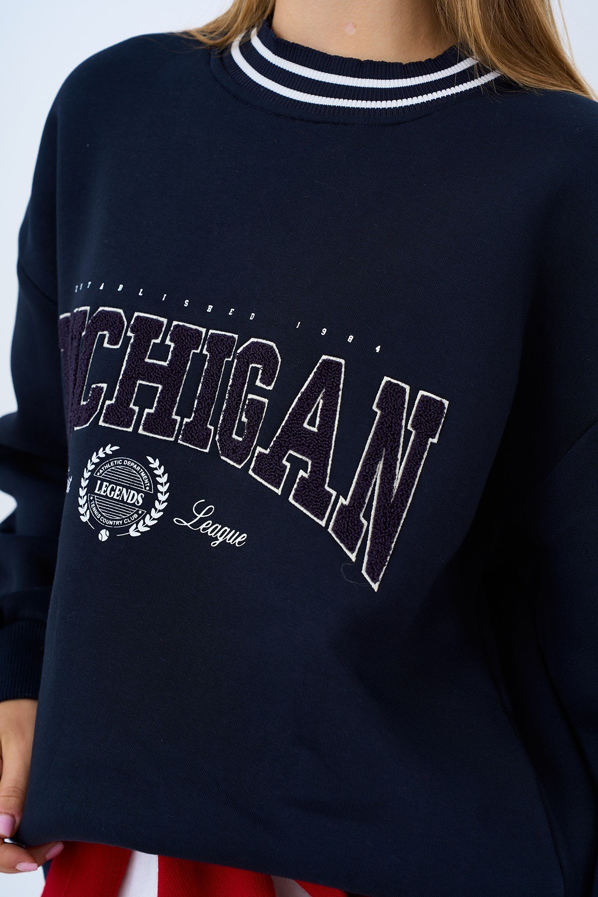 Yakası Şerit Detay Kolej Baskılı Sweatshirt Lacivert