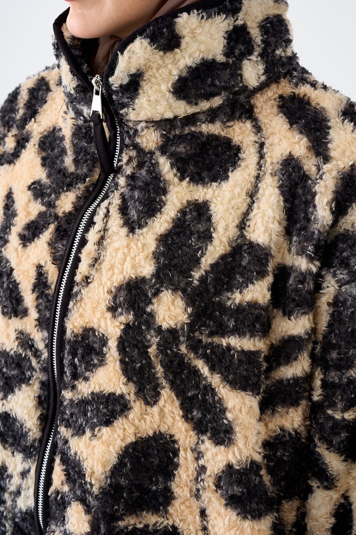 Yaprak Desen Dik Yaka Fermuarlı Peluş Ceket Krem
