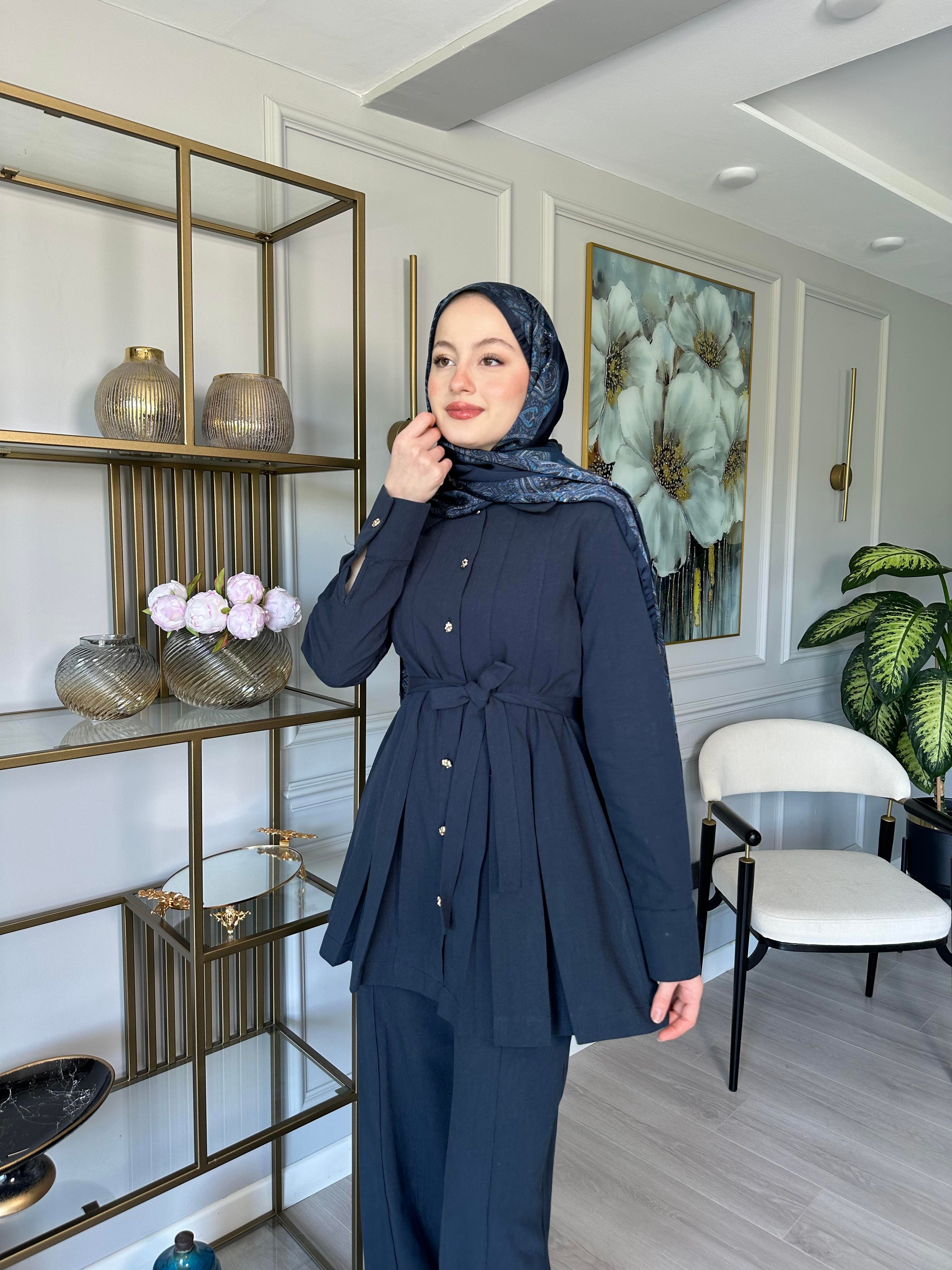 Lacivert Keten Pileli Takım – Düğmeli Tunikli, Beli Kemerli