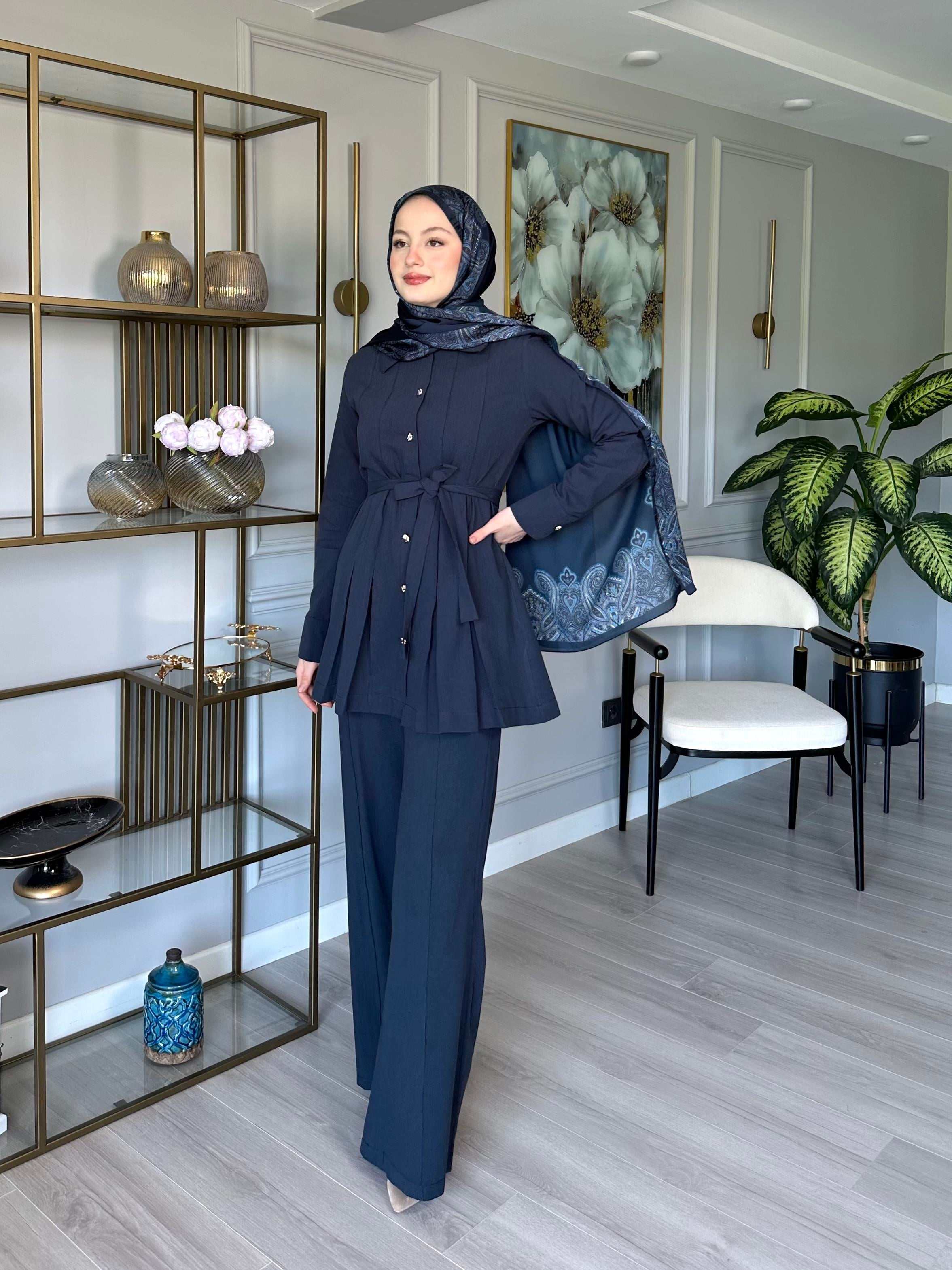 Lacivert Keten Pileli Takım – Düğmeli Tunikli, Beli Kemerli