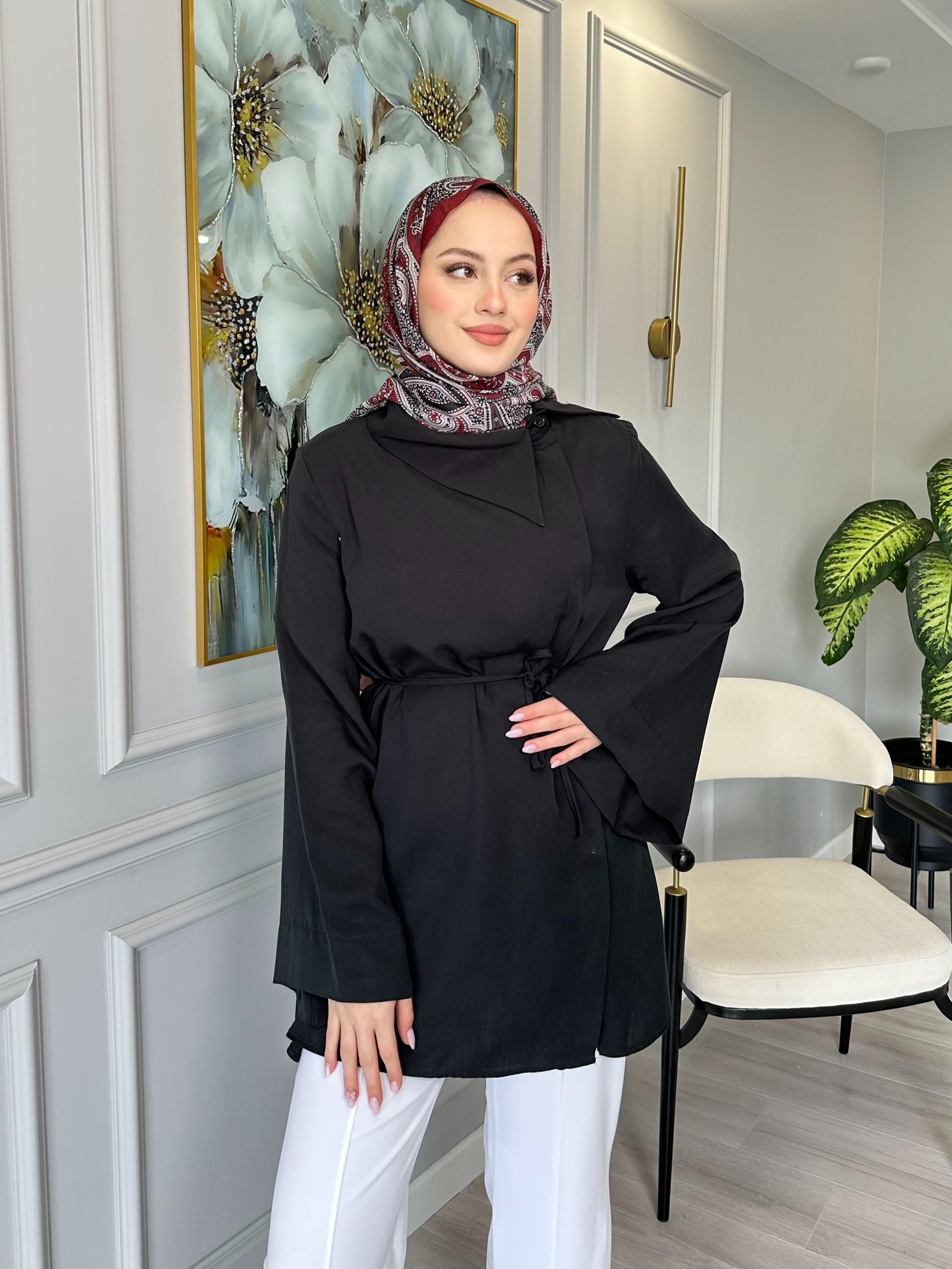 Siyah Yaka Detaylı Tensel Tunik