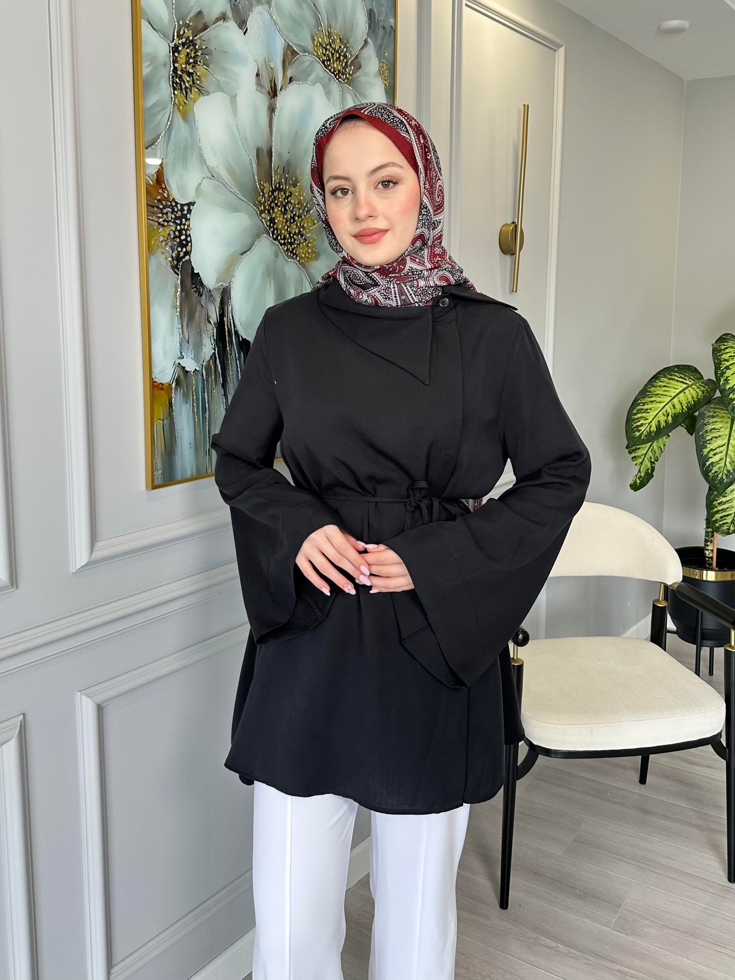 Siyah Yaka Detaylı Tensel Tunik