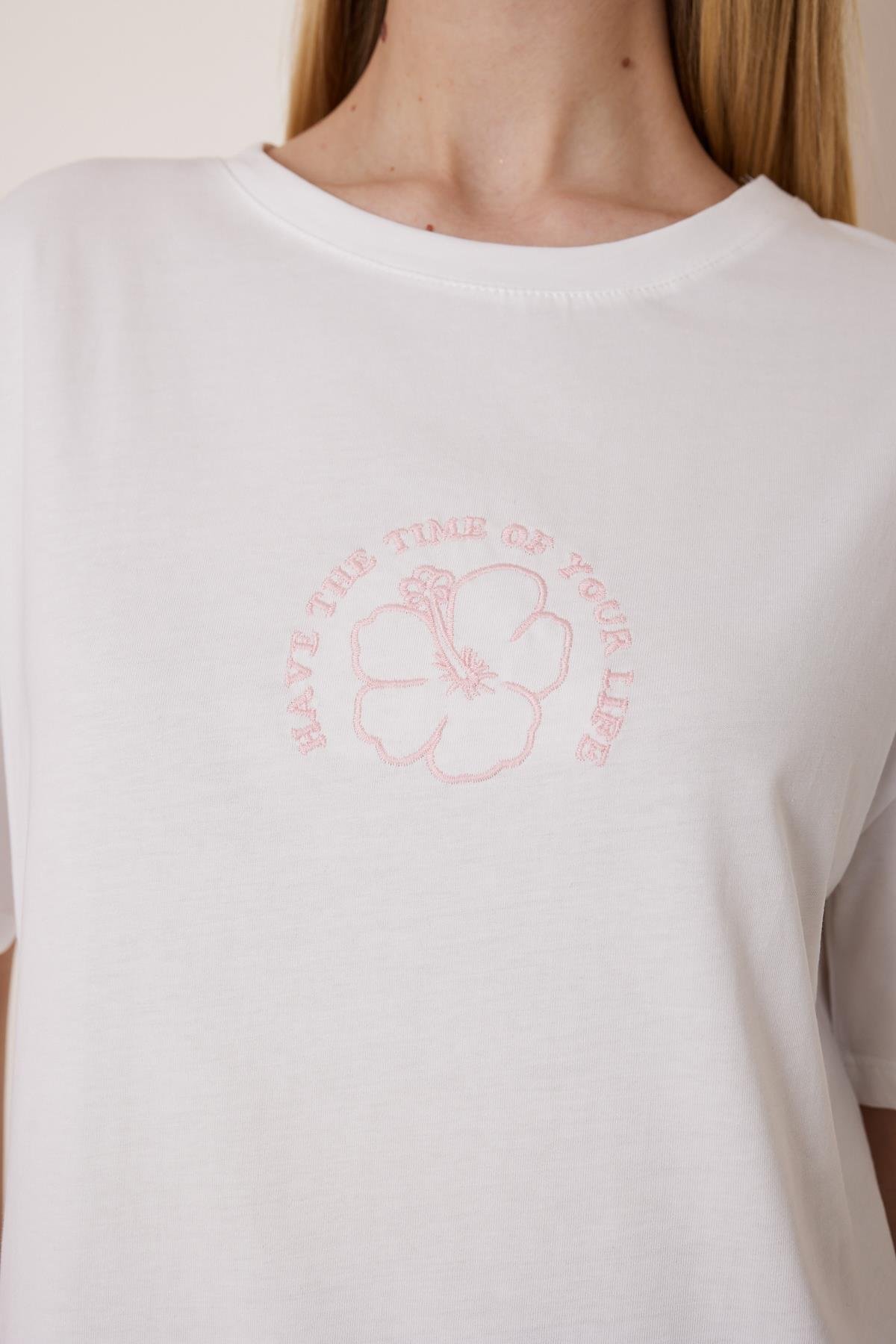 Beyaz Oversize Nakışlı Pamuk Tshirt