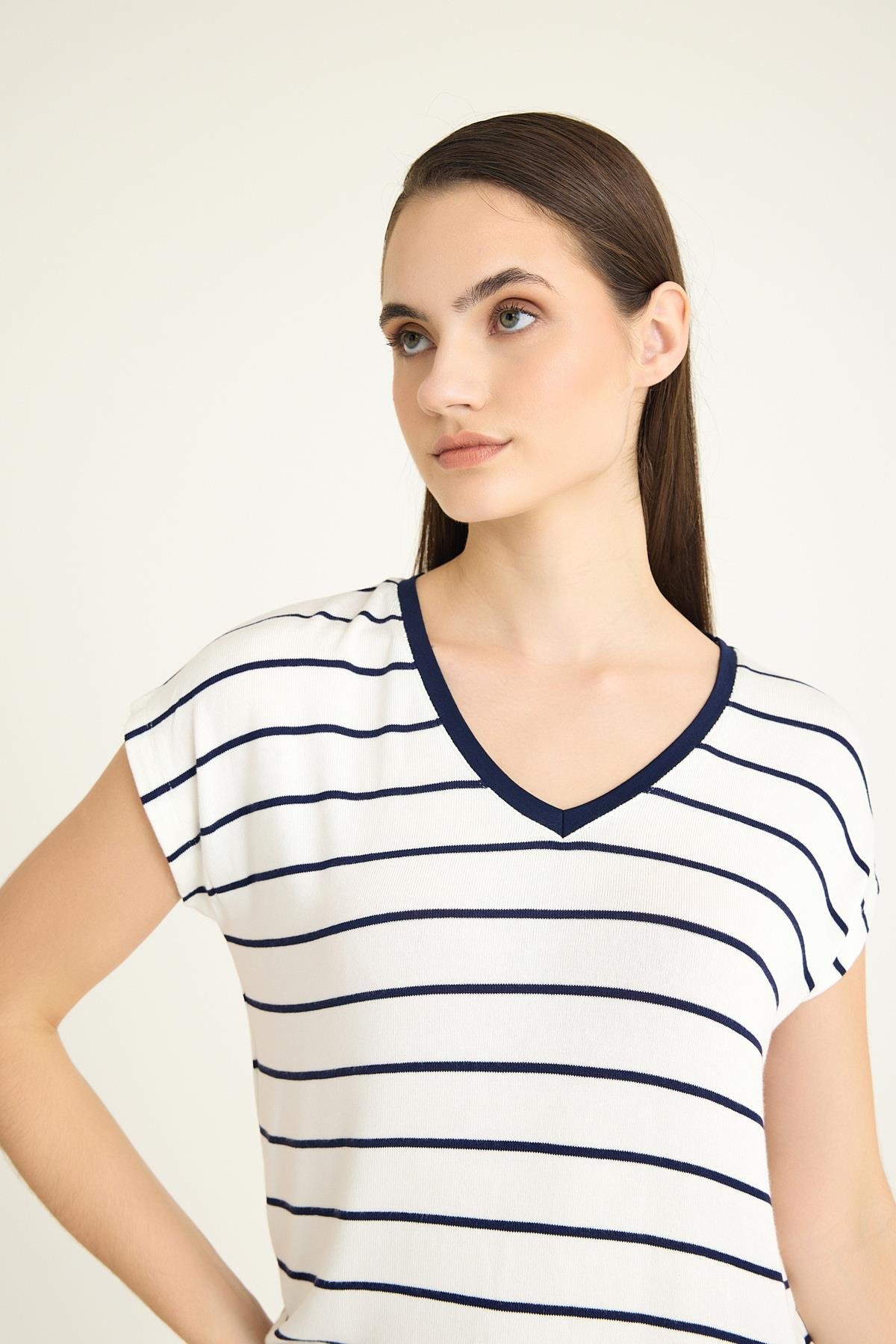 V Yaka Çizgili Merserize Dökümlü Tişört