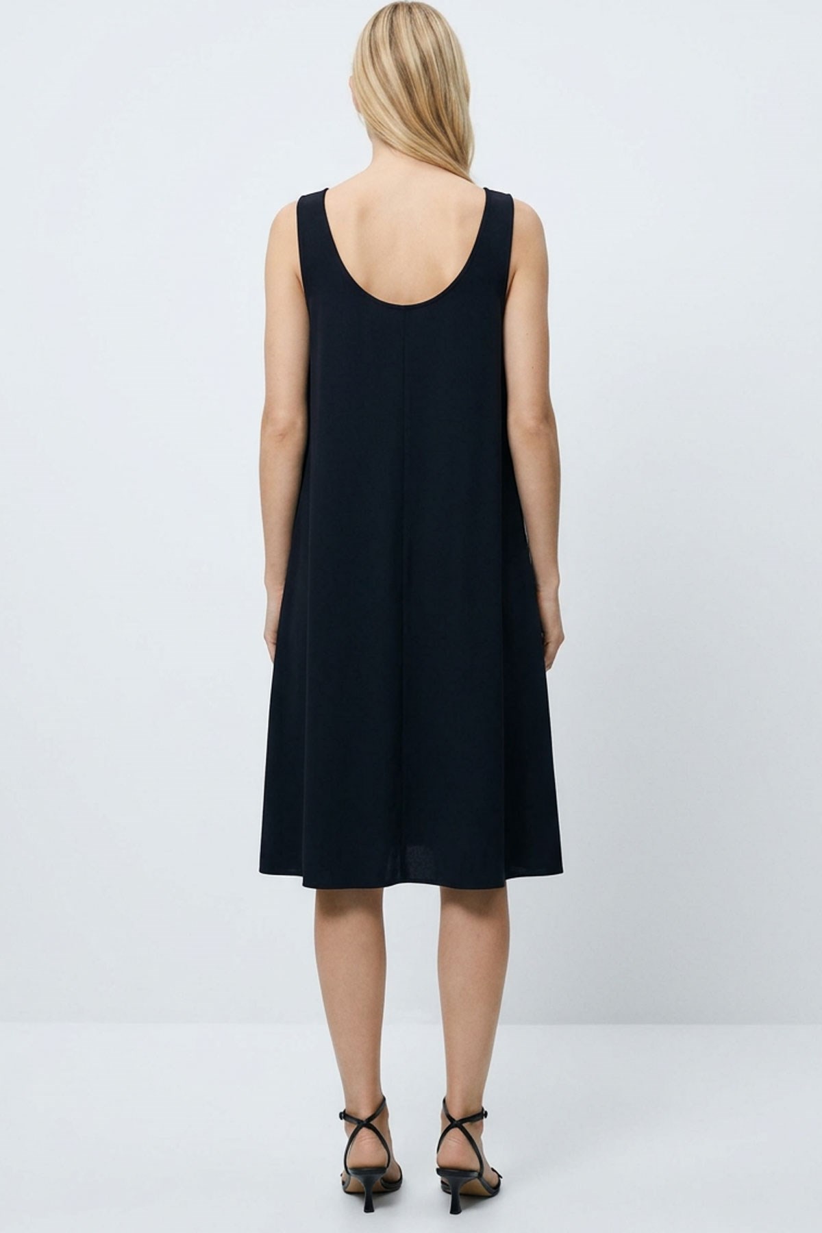 A Kesim Rahat Ve Dökümlü Kalın Askılı Elbise