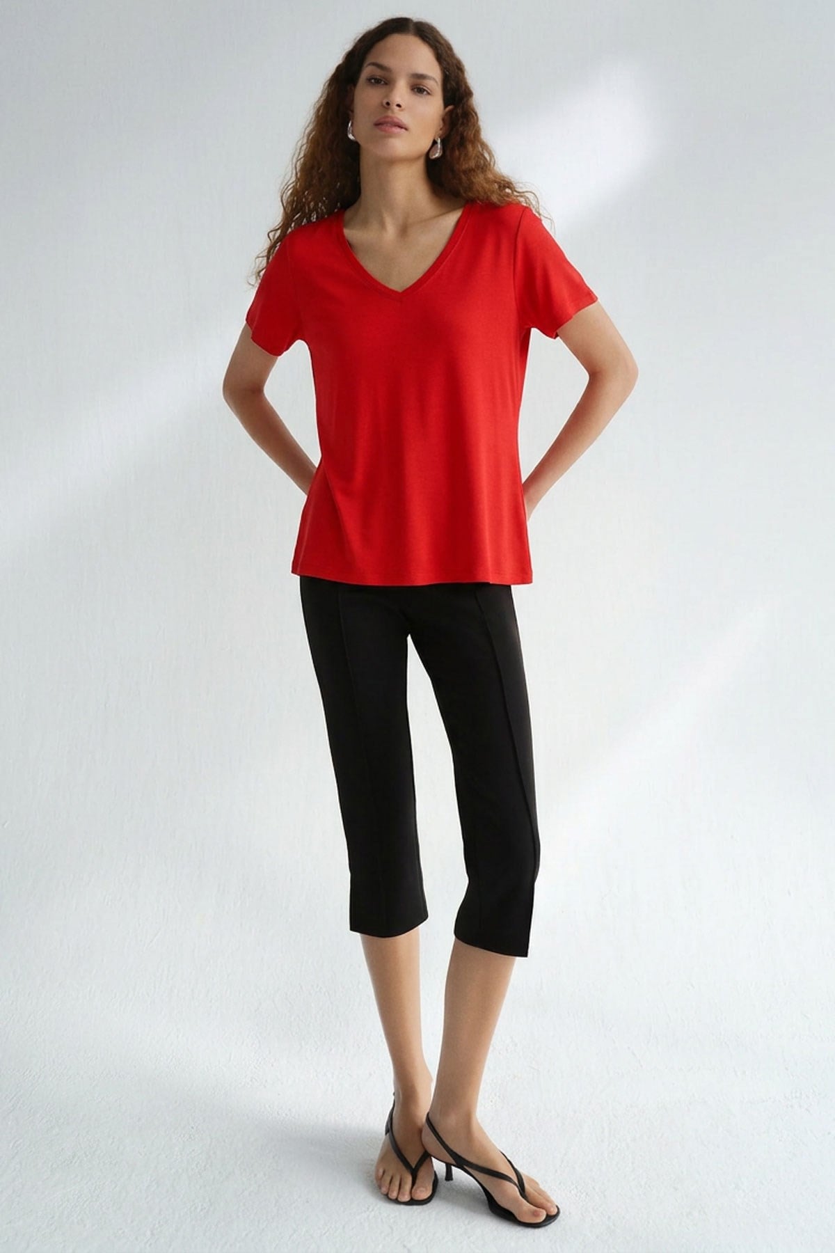 Ön ve Arka V Yaka Basic Viskon Karışımlı Tişört