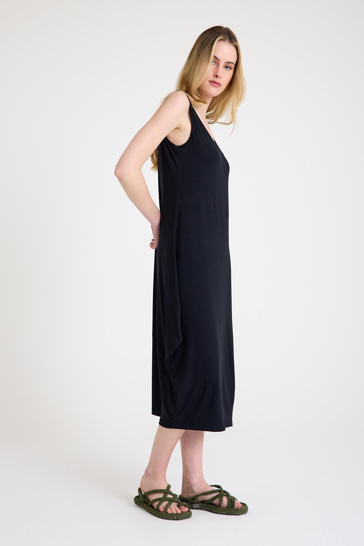 Askılı ve Dökümlü Rahat Kalıp Viskon Elbise