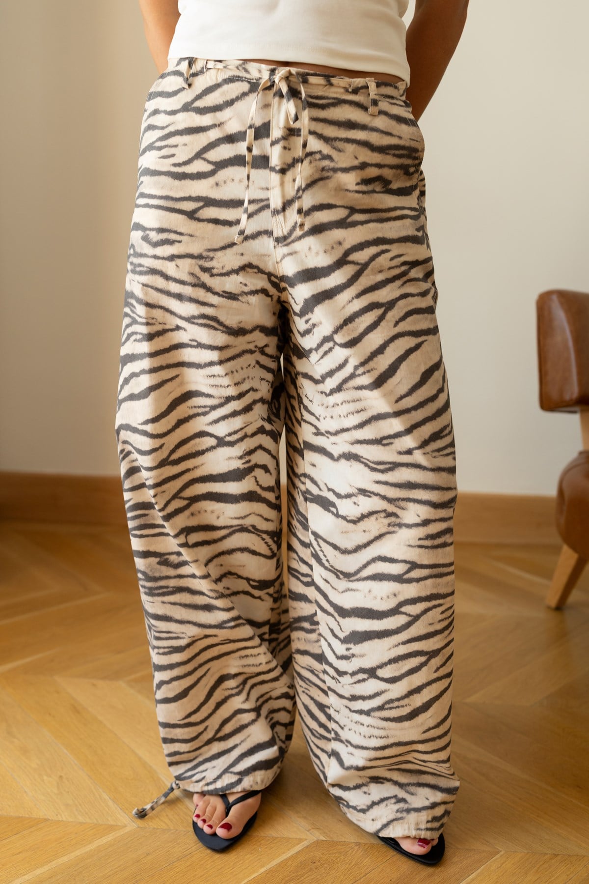 Bej Belden Paçadan Ayarlanabilinir Zebra Desen Pantolon
