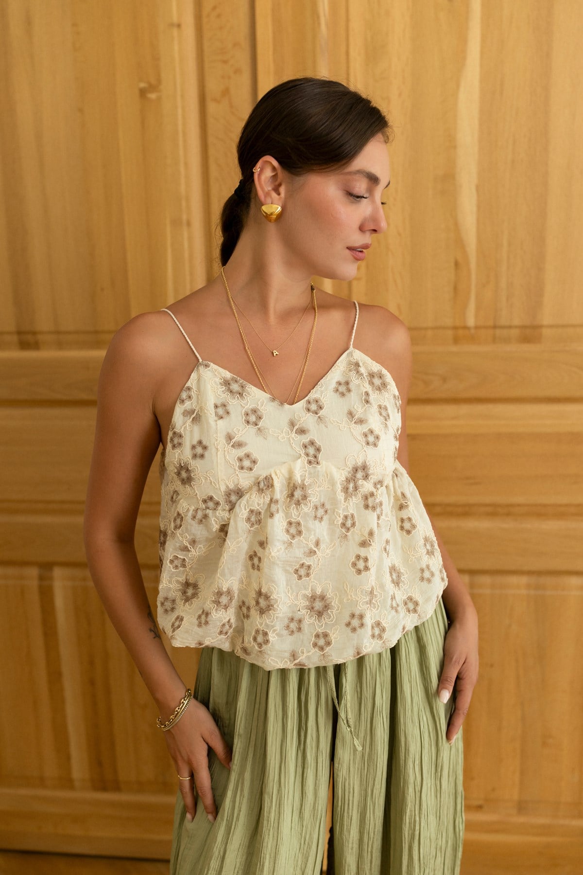 Bej İnce Askılı Çiçek Nakışlı Crop Bluz