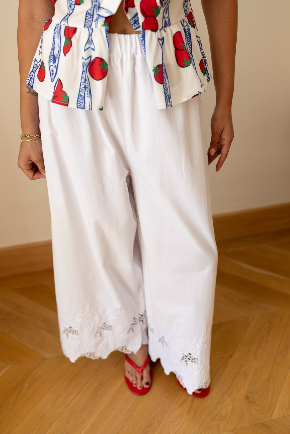 Beyaz Beli Lastikli Nakış Detaylı Pantolon