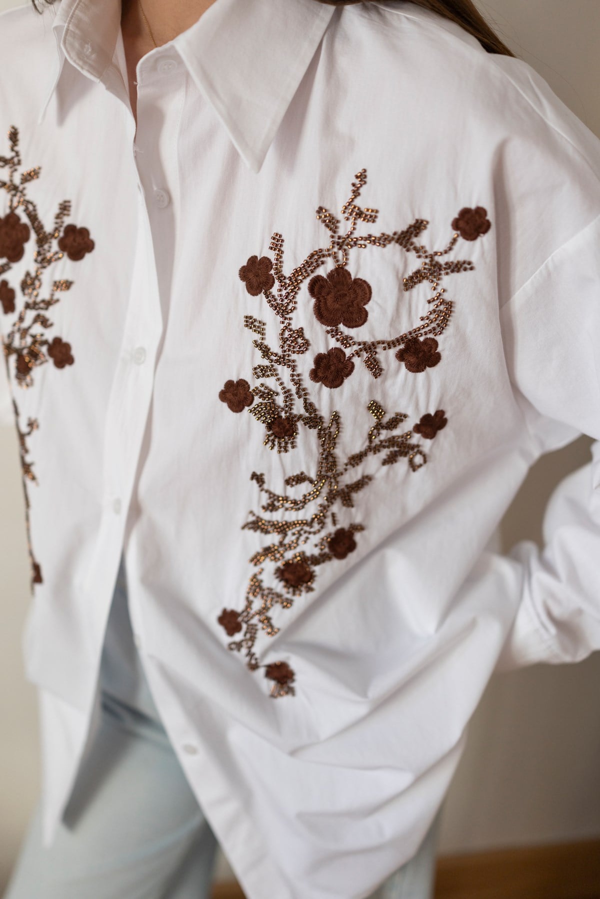 Beyaz Çiçek Nakış Ve Boncuk Detaylı Oversize Gömlek