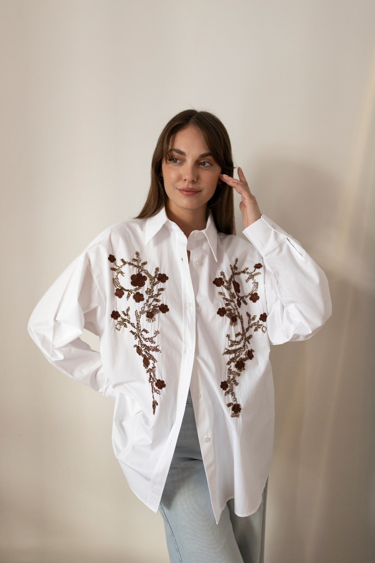 Beyaz Çiçek Nakış Ve Boncuk Detaylı Oversize Gömlek