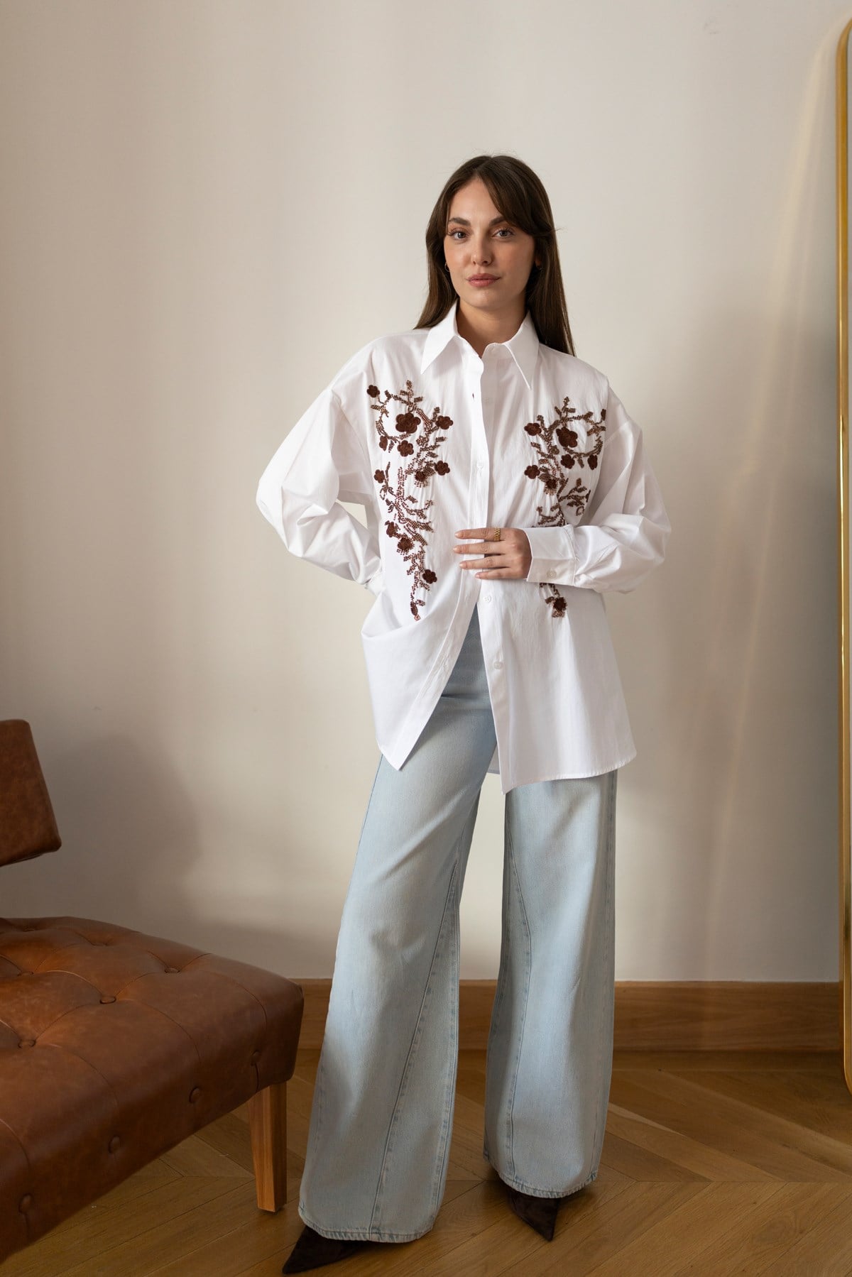 Beyaz Çiçek Nakış Ve Boncuk Detaylı Oversize Gömlek