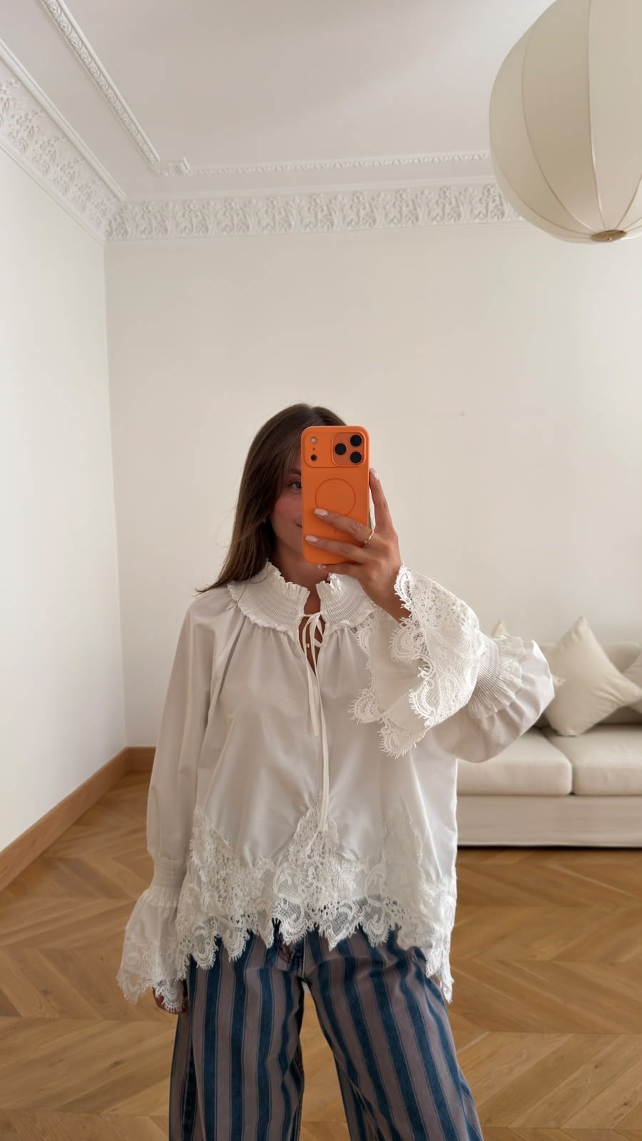 Beyaz Dik Yaka Kolları Lastikli Dantelli Bluz