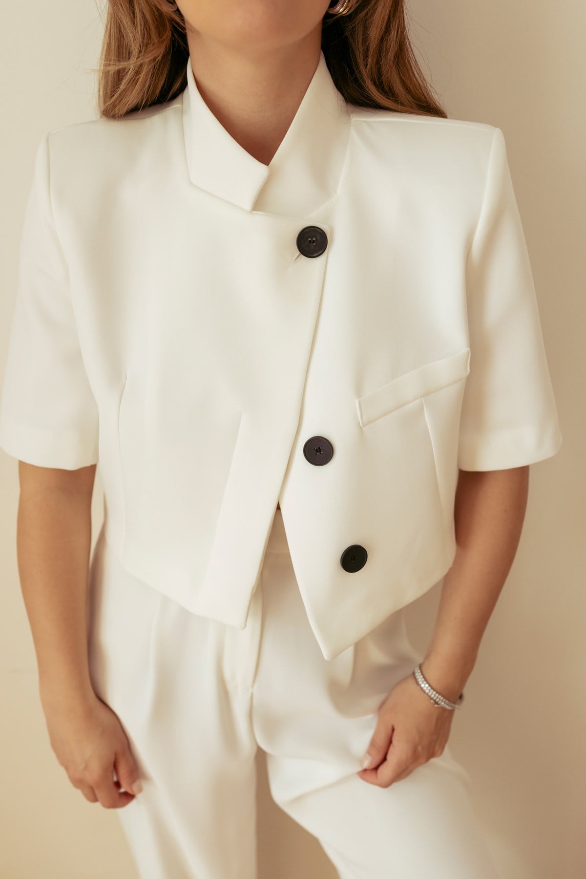 Beyaz Düğme Detaylı Kısa Kol Crop Blazer Ceket