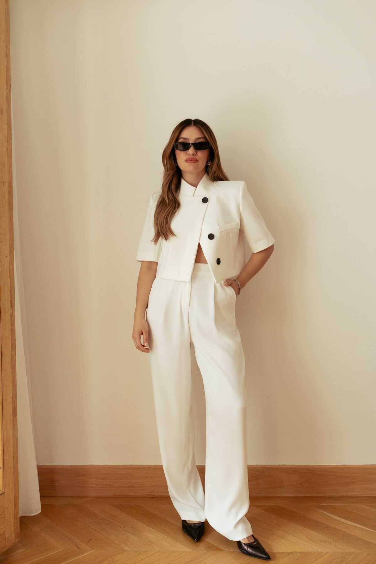 Beyaz Düğme Detaylı Kısa Kol Crop Blazer Ceket