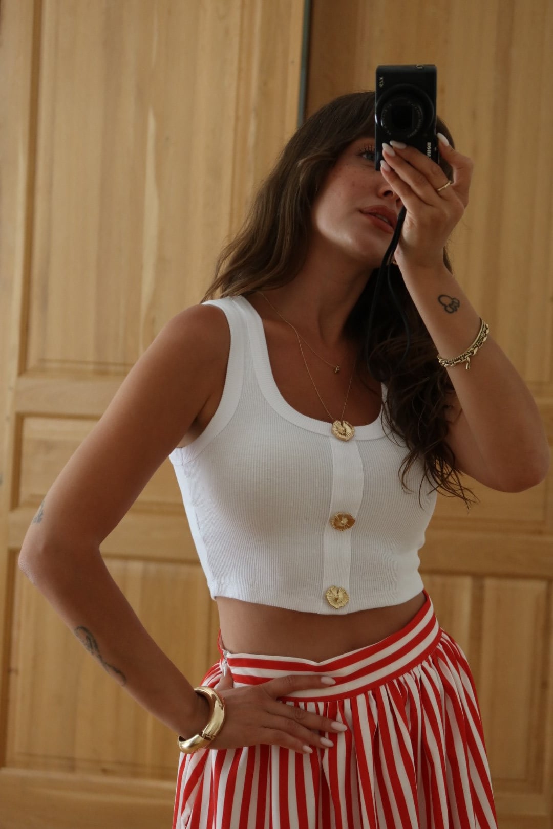Beyaz Gold Aksesuarlı Crop Bluz