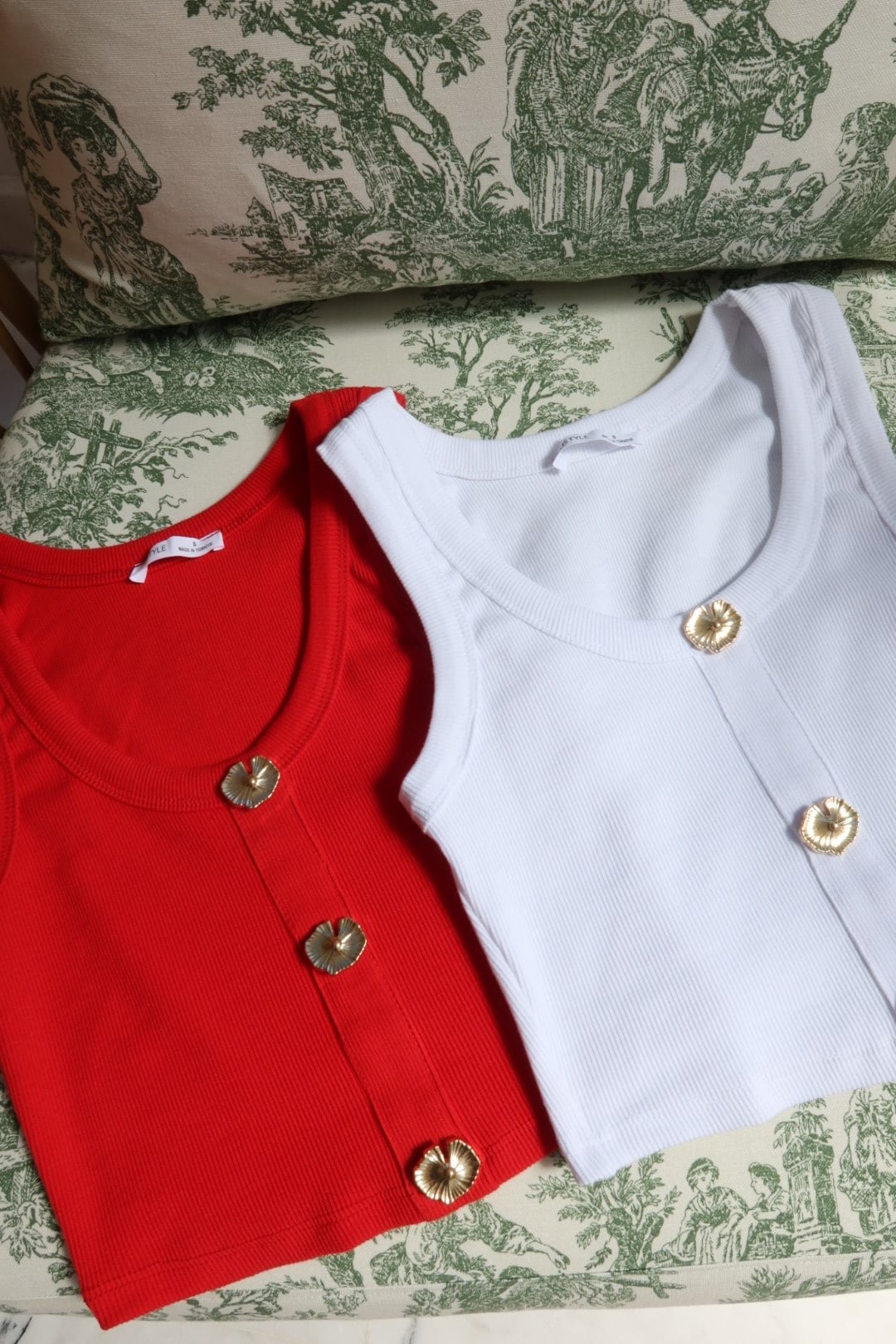 Beyaz Gold Aksesuarlı Crop Bluz