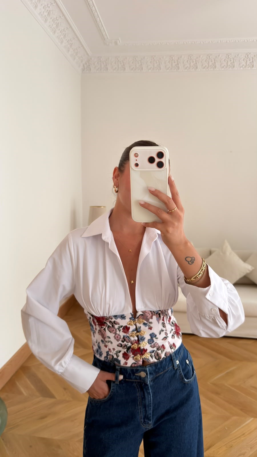 Beyaz Gold Düğme Detaylı Korsajlı Crop Gömlek