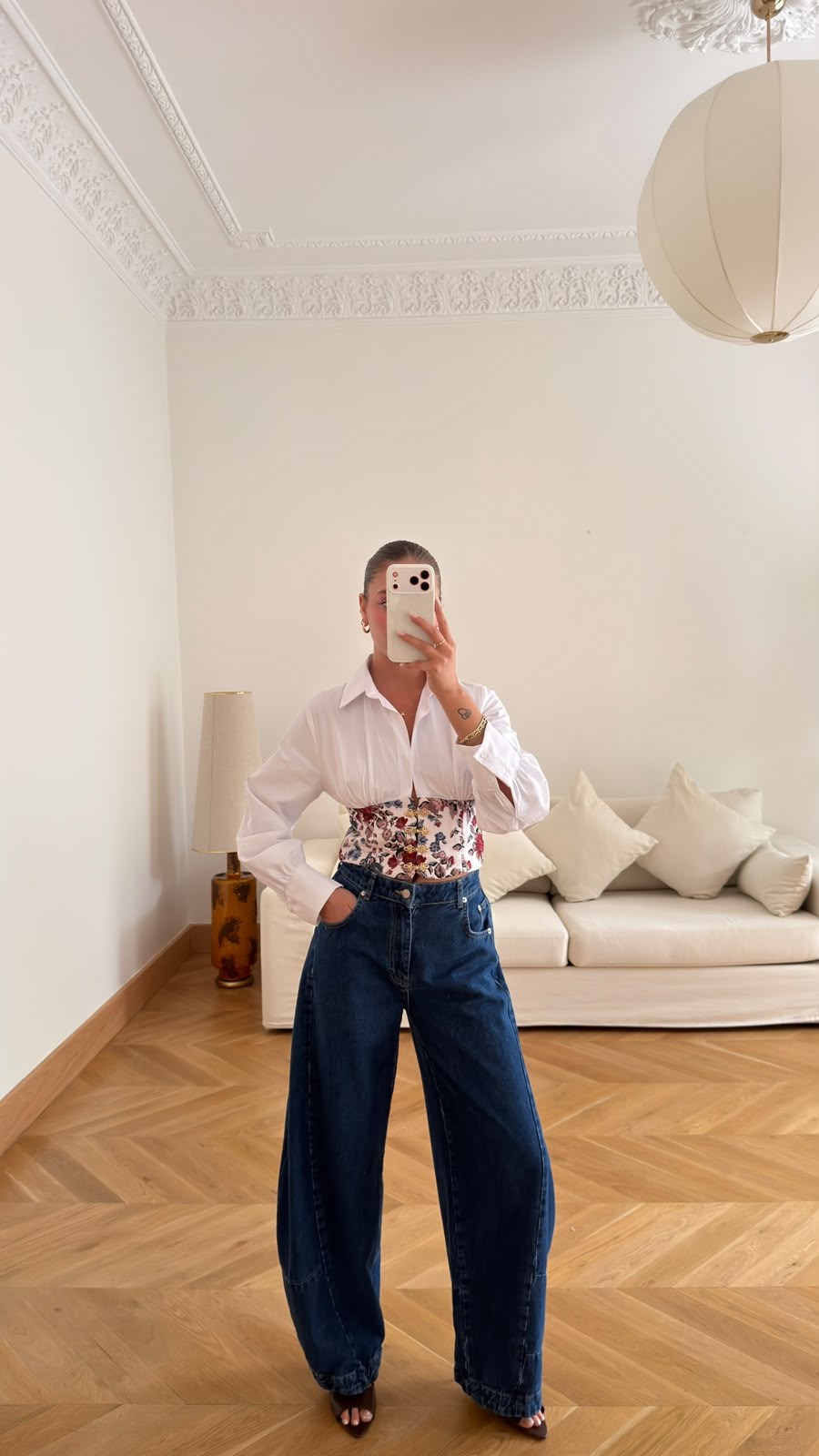 Beyaz Gold Düğme Detaylı Korsajlı Crop Gömlek